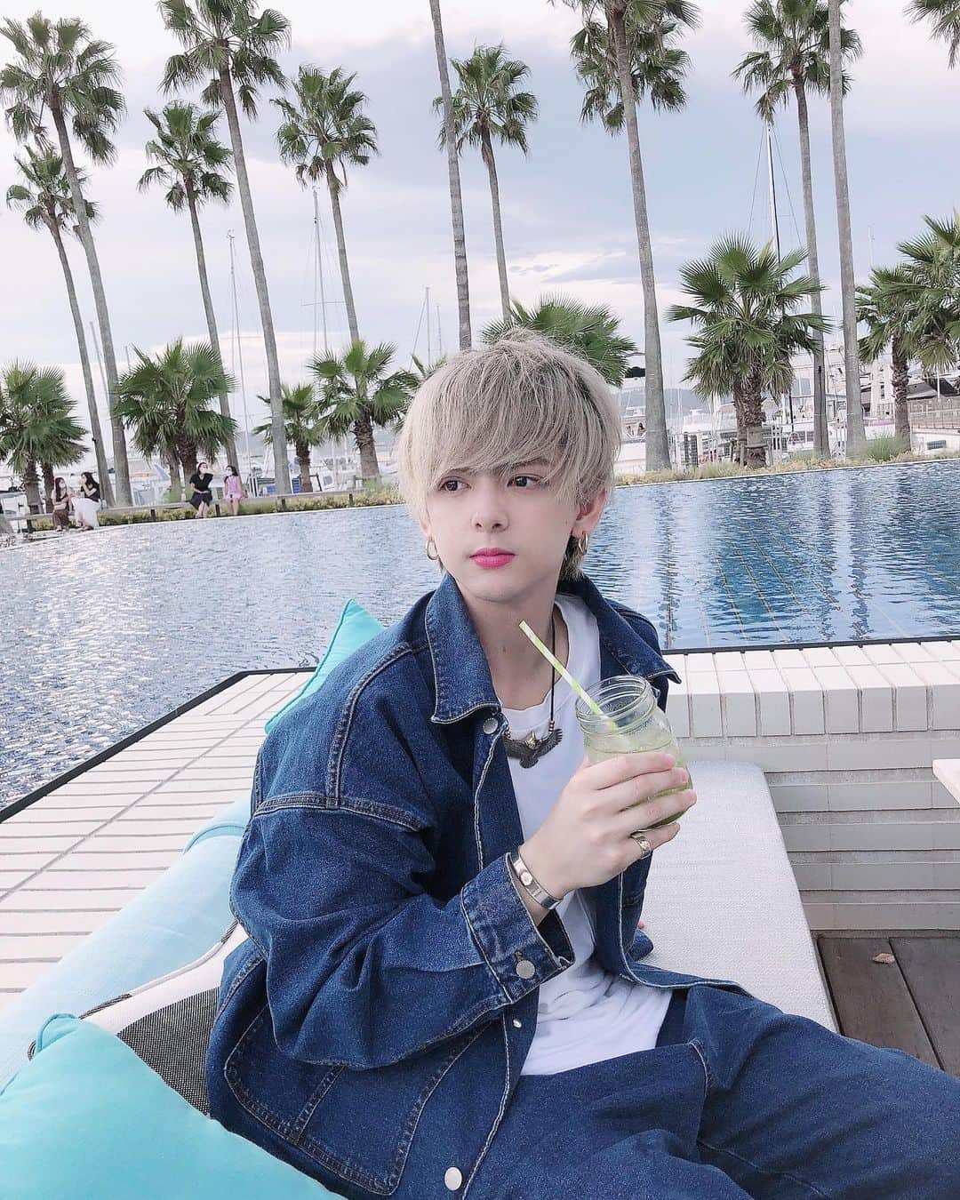 一郎さんのインスタグラム写真 - (一郎Instagram)「. ここのカフェめっちゃおしゃれだったな〜✨🏝 . こんな別荘に憧れる！！ . #ヤシの木ってとりあえず映えるよね #家にヤシの木植えたい  #パイナップルってヤシの木から育つってずっと思ってたんだけど #ゆりなに違うよって言われた #でもパイナップルがどうやって育つかゆりなも知らなかったっていうお話 . . #マリブファーム #malibufarm  #逗子マリーナ #逗子 #逗子カフェ  #ゴローズ #goros #大イーグル #デニムコーデ #デニム #ジーパン #カジュアル  #カジュアルコーデ #カジュアルファッション」9月21日 21時08分 - rin_ichiro