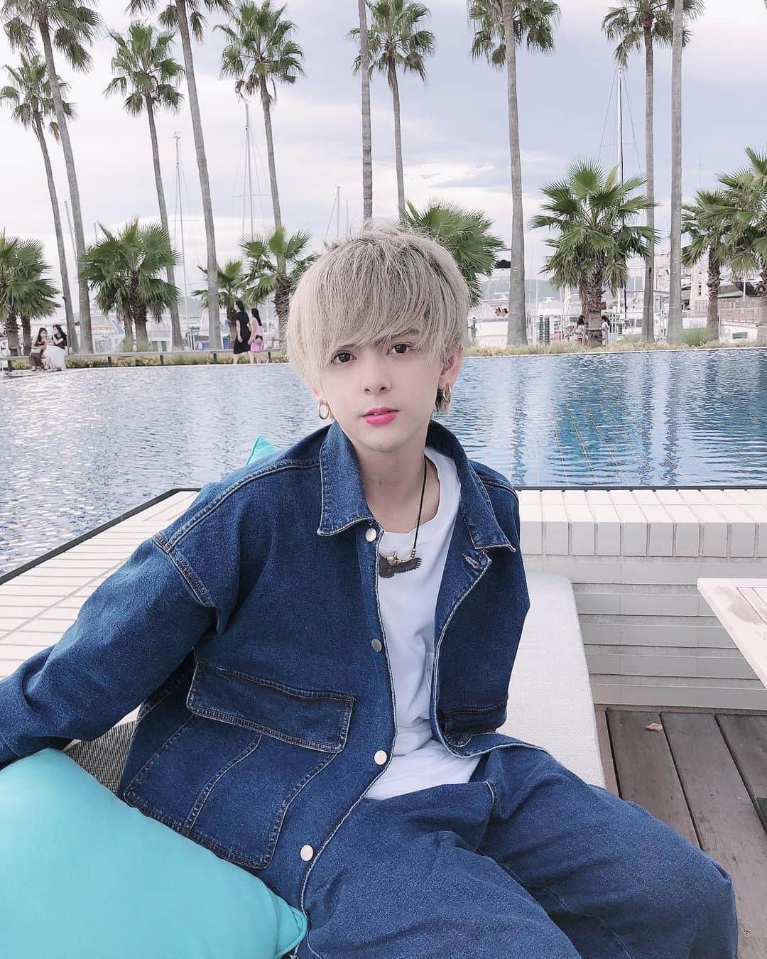 一郎さんのインスタグラム写真 - (一郎Instagram)「. ここのカフェめっちゃおしゃれだったな〜✨🏝 . こんな別荘に憧れる！！ . #ヤシの木ってとりあえず映えるよね #家にヤシの木植えたい  #パイナップルってヤシの木から育つってずっと思ってたんだけど #ゆりなに違うよって言われた #でもパイナップルがどうやって育つかゆりなも知らなかったっていうお話 . . #マリブファーム #malibufarm  #逗子マリーナ #逗子 #逗子カフェ  #ゴローズ #goros #大イーグル #デニムコーデ #デニム #ジーパン #カジュアル  #カジュアルコーデ #カジュアルファッション」9月21日 21時08分 - rin_ichiro