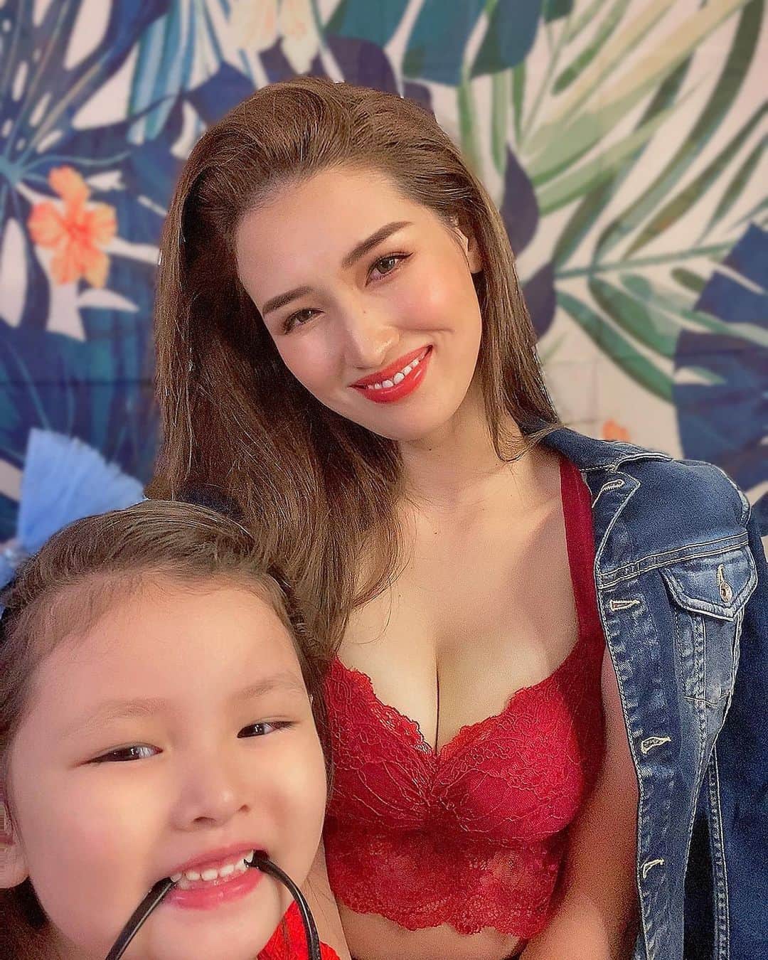 のインスタグラム：「ボディメイクもしてるし、出産も経験してるからこそバストの位置とか全体的なバランスを物凄く気にするんだけど就寝時に身に付けるナイトブラも大事にしてて。 . 私が着けてる @tu_hacci の "ラクシア" は見た目が可愛いのはもちろん。伸縮性もよくて着け心地がいいのにバストをきちんと補正してくれるから寝ててもお肉が流れなくて良いよ◎ . 見えても可愛いから、魅せれる嬉しさ🙆‍♀️ ナイトブラは大事だよ。みんなもこだわってきちんと着けてね💕 . ...って私が写真撮ってると永遠にずーっと邪魔するから諦めてこの図です（本気でどいてくれないの。笑） . @tu_hacci  #ナイトブラ #女子力アップ #ナイトブラ比較 #バストアップ #美意識向上委員会 #自分磨き #バスト #おしゃれ女子 #アンダーウェア #インナー #美シルエット #ナイトウェア #育乳 #おうち時間 #tu_hacci #pr」