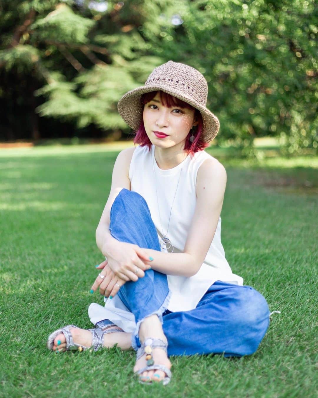 のインスタグラム：「. 決めポーズと伸びポーズ . model: @miss_keioygm193 . #memories_with_mizuki📸 . #麦わら帽子 #ピンクヘアー」
