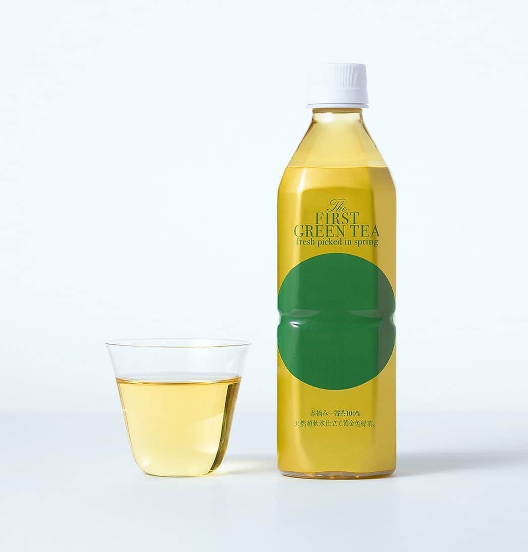新横浜プリンスホテルのインスタグラム：「. 　9月限定！ ＼プリンスホテルオリジナルの緑茶をプレゼント／ 新横浜プリンスホテルにご宿泊または対象レストランをご利用のお客さまへ、SEIBU PRINCE CLUB公式スマートフォンアプリにてプレゼントクーポンを配信中！クーポンをご取得いただいたお客さまへホテルフロントにてオリジナル緑茶「The FIRST GREEN TEA」1本をプレゼントいたします。  春先に収穫した一番茶のみを100%使用した香りゆたかな緑茶をぜひこの機会にお試しください。  詳しくはWebサイトをご覧ください😊🌿 @shinyokohamaprincehotel  . . .  ⁣ #新横浜プリンスホテル#近場旅 #プリンスホテル#thefirstgreentea #SEIBUPRINCECLUB #新横浜#横浜#新横浜駅 #家族旅行 #横浜観光 #旅行計画 #週末旅 #記念日 #誕生日 #みなとみらい #横浜旅行 #景色 #gotoトラベル ⁣ #shinyokohamaprincehotel#princehotel#shinyokohama#yokohama#hotel #view #myyokohama #kanagawa #anniversary」