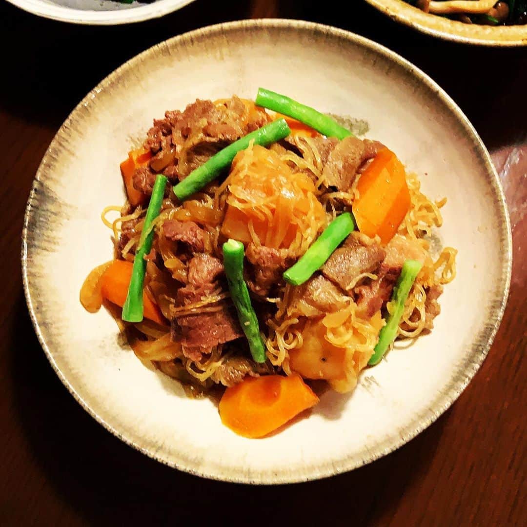 志摩有子さんのインスタグラム写真 - (志摩有子Instagram)「あるとホッとする甘辛味も。 久しぶりに作った肉じゃが。 甘辛出汁を作って材料を入れて煮るだけ。  #肉じゃが #甘辛味」9月21日 21時11分 - ariko418