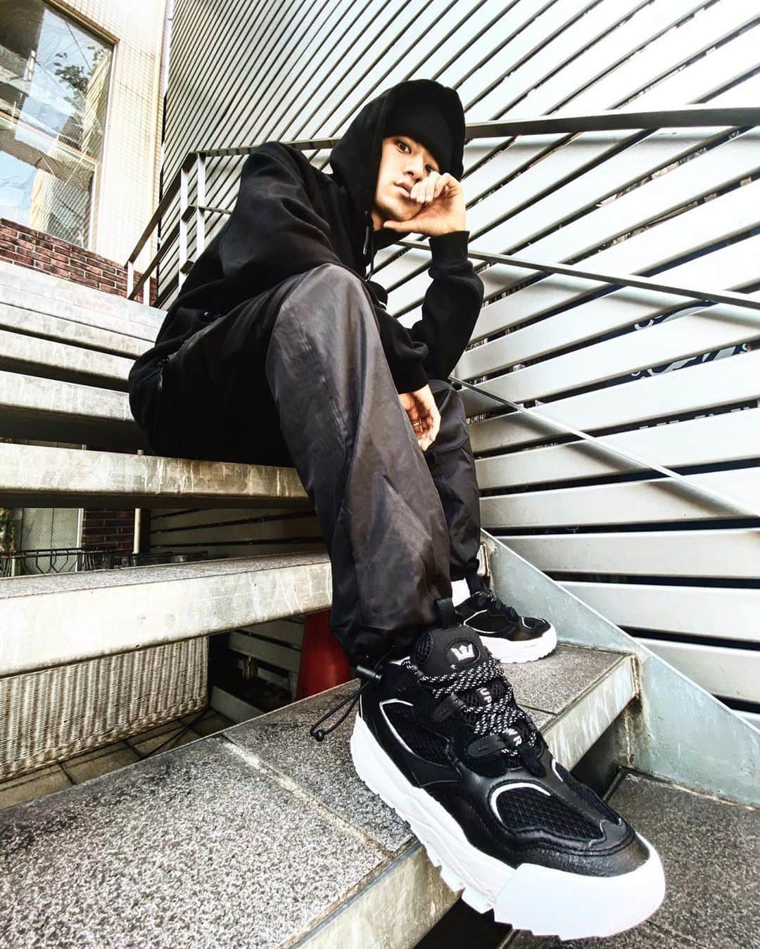 のインスタグラム：「【STYLE SAMPLE】 . DOLLY NOIRE -MELTED CARGO PANTS / BLACK- . SUPRA -MUSKA2000 / BLACK WHITE- . In Store & Online. . #suprafootweartokyo #dollynoere #muska2000 #sneaker #black #white #harajuku #tokyo #odaiba」