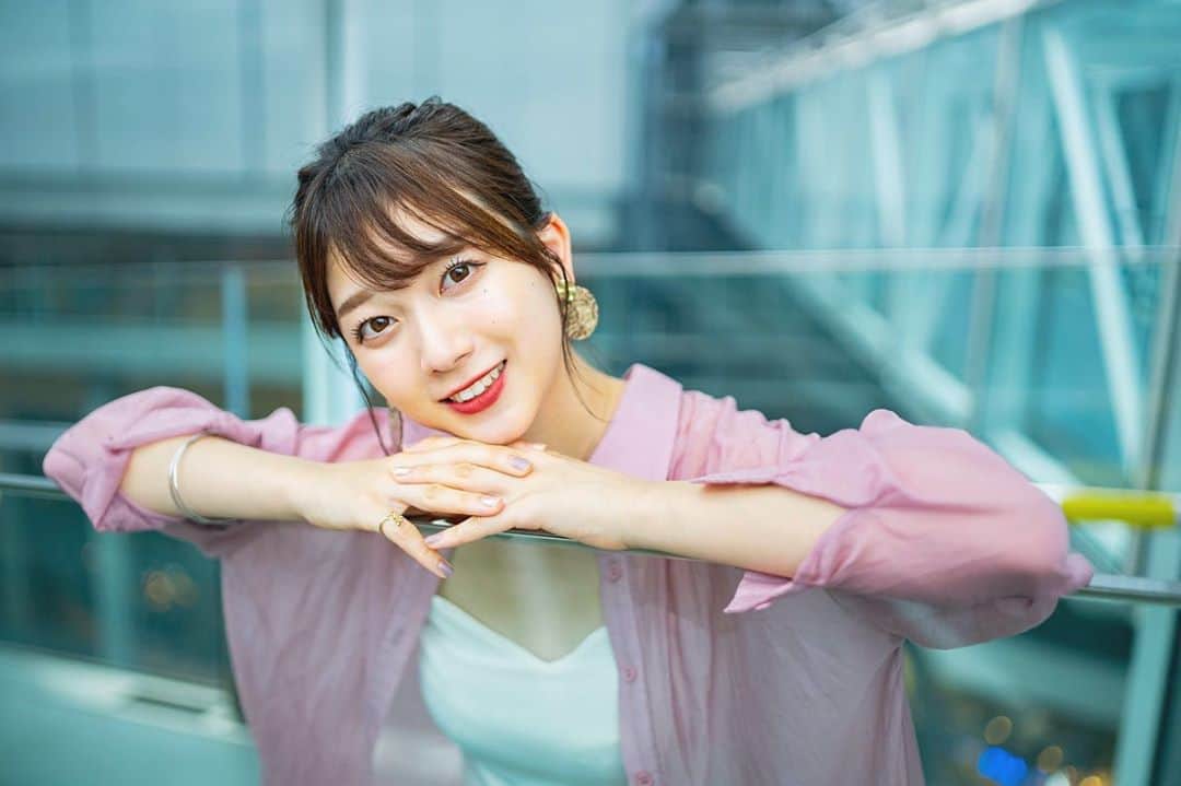 樋口花果のインスタグラム：「ちらっ  残りあと1ヶ月半！！！ 全力で前進したい✊🏻🔥🔥  みなさま今後とも 応援よろしくお願いします📣  ⭐️重要⭐️ 投票は1日1回していただけます！ ミスコンもついに折り返しです ぜひぽちっと応援よろしくお願いします！！🙇‍♀️🌷  #国際フォーラム  #シアーシャツ  #透明感 #透明感のある世界  #ファインダー越しの私の世界  #ミスコン　#ミス立教」