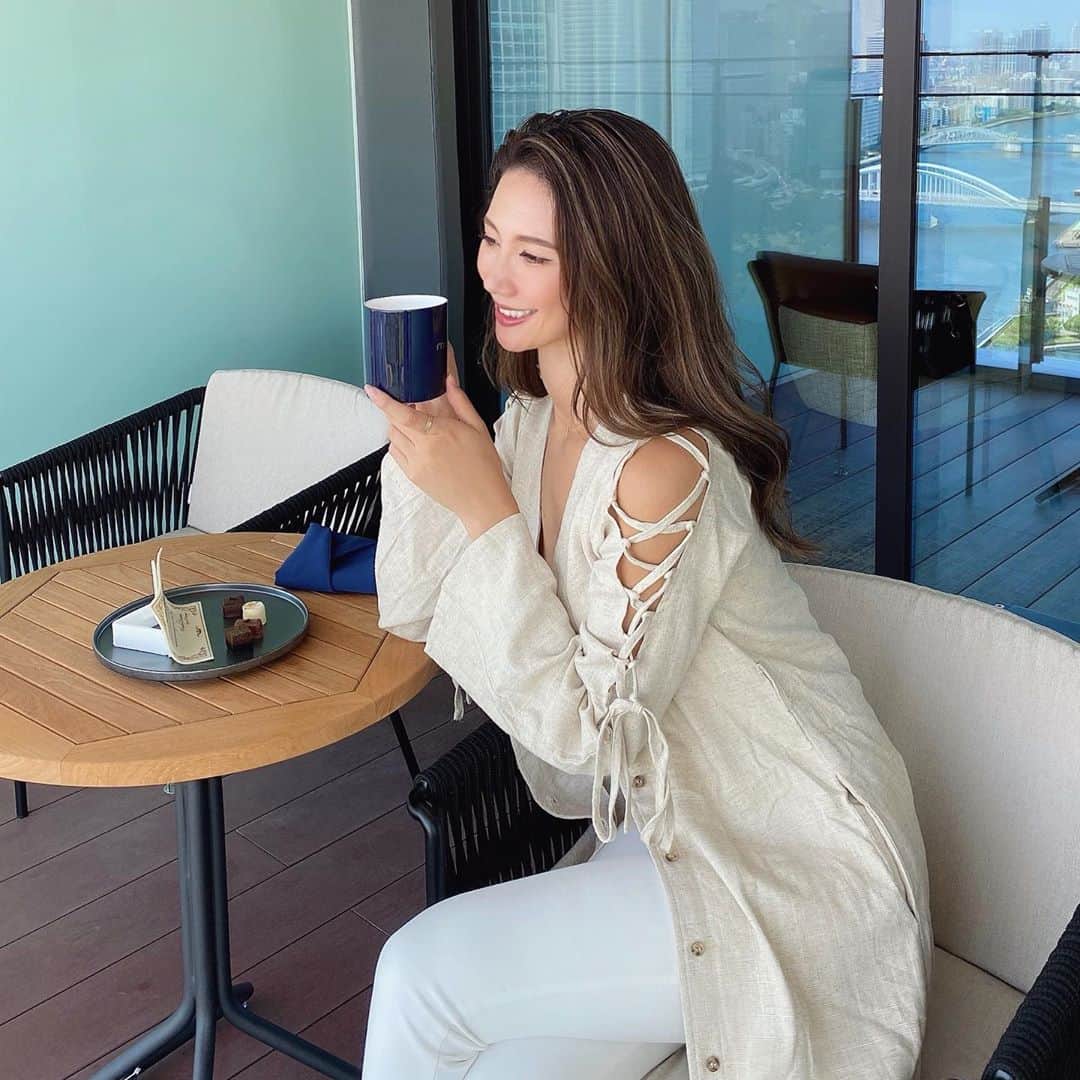 のインスタグラム：「#monday #ootd  _ 優雅☕️♡ _ tops： @cheme.official  bottoms： @zara  outer： @to_the_sea_hawaii  shoes： @zara  _ #resortnista  #totheseahawaii  #zara #cheme  #プチプラコーデ」