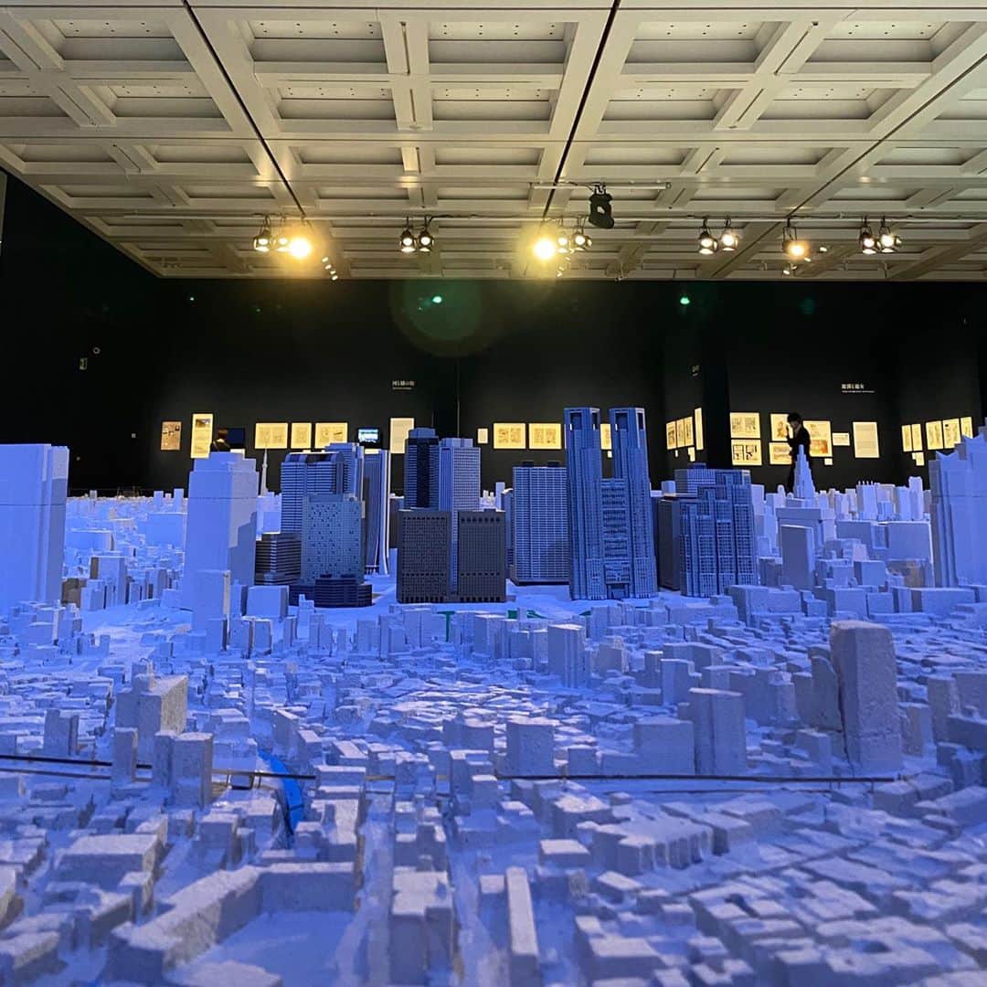 相沢あいさんのインスタグラム写真 - (相沢あいInstagram)「#国立新美術館 で「MANGA都市TOKYO」を観てきた！舞台となった漫画や特撮を通して東京という都市を読み解くというアプローチ。1/1000縮尺の巨大な都市模型は、映像とリンクして作品の舞台となったエリアがハイライトされていく仕掛け。貴重な漫画原画も多数展示してあって見応えあり！パリで開催された時にお客さんが描いたイラスト入りの絵馬も良かったなー！  #mangatokyo2020 #mangatokyo #美術館 #美術展 #現代美術 #museum #instagood #instafashion #instapic #秋服コーデ #秋服 #秋服ファッション #コーデ #差し色 #差し色コーデ #差し色は赤 #autumnfashion #autumnstyle」9月21日 21時19分 - aizawaai