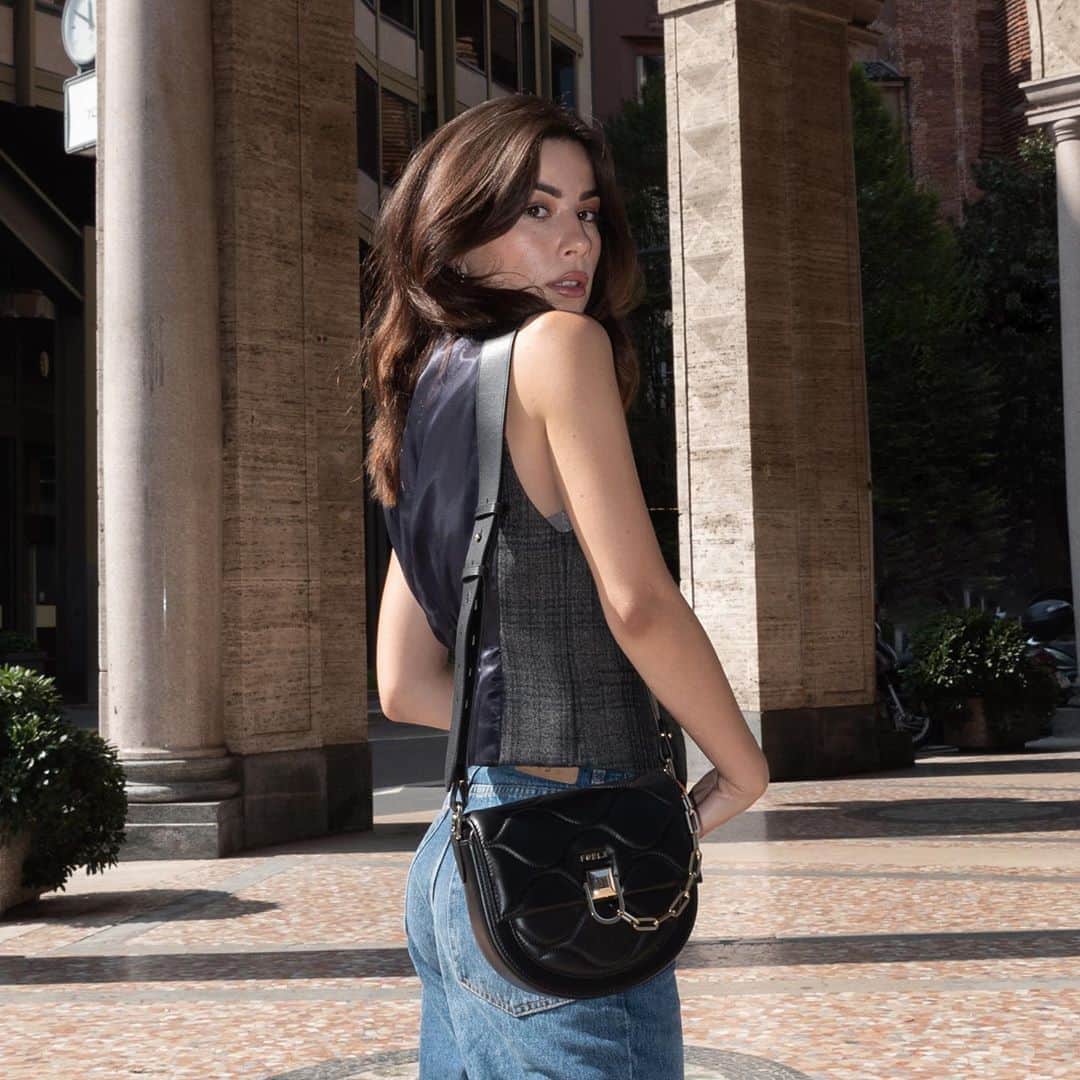 フルラのインスタグラム：「The new Furla Miss Mimi switches up @valentinamarzullo 's style: it's your turn.  #furlaopeningparty #thefurlasociety #furlafeeling #newcollection #furla #accessories #fashion」