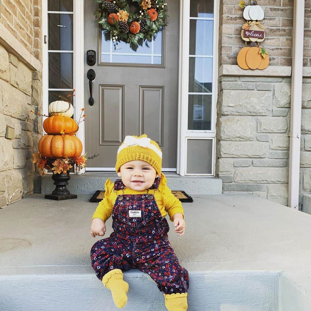 メーガン・デュアメルさんのインスタグラム写真 - (メーガン・デュアメルInstagram)「I thought Zoey was way to cute this morning in her little overalls and yellow hat 🥰 #mylittleprincess #cutiebaby #fallbaby #mommysbabygirl @zoey.heidi」9月21日 21時21分 - meaganduhamel