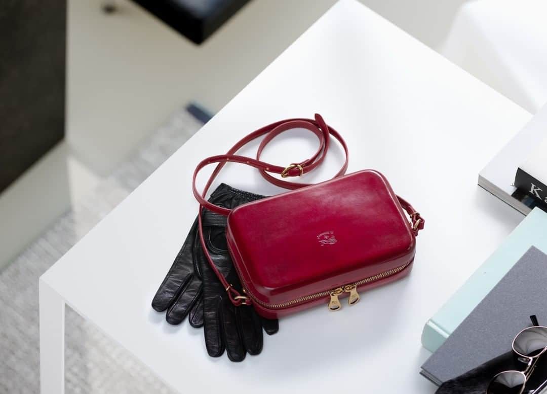 のインスタグラム：「Innate elegance. ☆ #ilbisonte #leathergoods #madeinitaly」