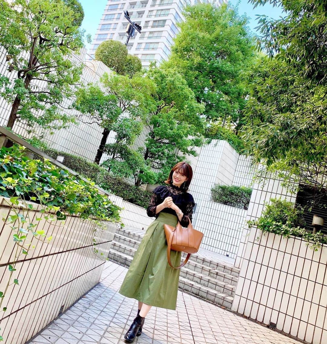 上坂由莉のインスタグラム：「\ \ 秋コーデ🍁 / /﻿ .﻿ 今日はえみちいと抹茶スイーツを食べに﻿ インターコンチへ行ったよ〜💚🧁﻿ ﻿ ﻿ スカートも抹茶カラーに合わせてカーキにしたよ👗﻿ 後で結べるから食べすぎても苦しくないし←﻿ リボンぽくて可愛い〜🎀 @eurasianjuly﻿ ﻿ ﻿ そして今季初のブーツデビュー👢﻿ 朝晩はひんやり少しずつ秋らしくなってきた〜🌰🍂﻿  ﻿ ﻿ #秋コーデ #休日コーデ #秋ファッション #お出かけ #ootd #fashion #eurasian #eurasianjuly #autumnstyle」