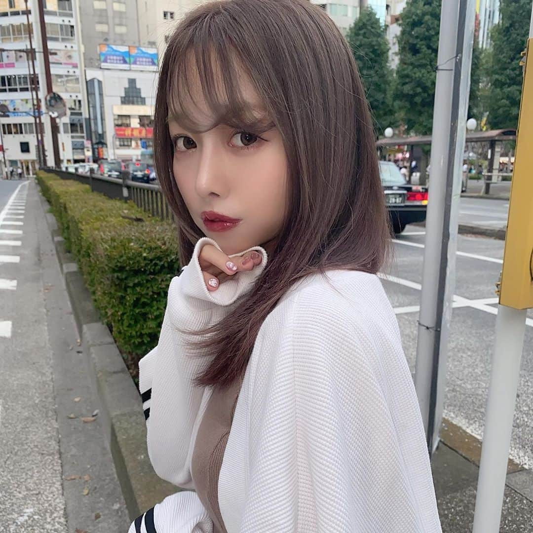 加藤ゆりなさんのインスタグラム写真 - (加藤ゆりなInstagram)「前髪はもちろんlapisで！！ こうきくんに前髪切ってもらうのまじで変にならないから安心できるんだ笑  色は暗くはせず濃いめに色いれてもらた！ 今じわじわ色落ちしてきていい感じ💗  @lapis.kouki  . . #オリーブベージュ #シースルーバンク　#シースルー前髪 #前髪カット #lapis」9月21日 21時27分 - _yuringo_