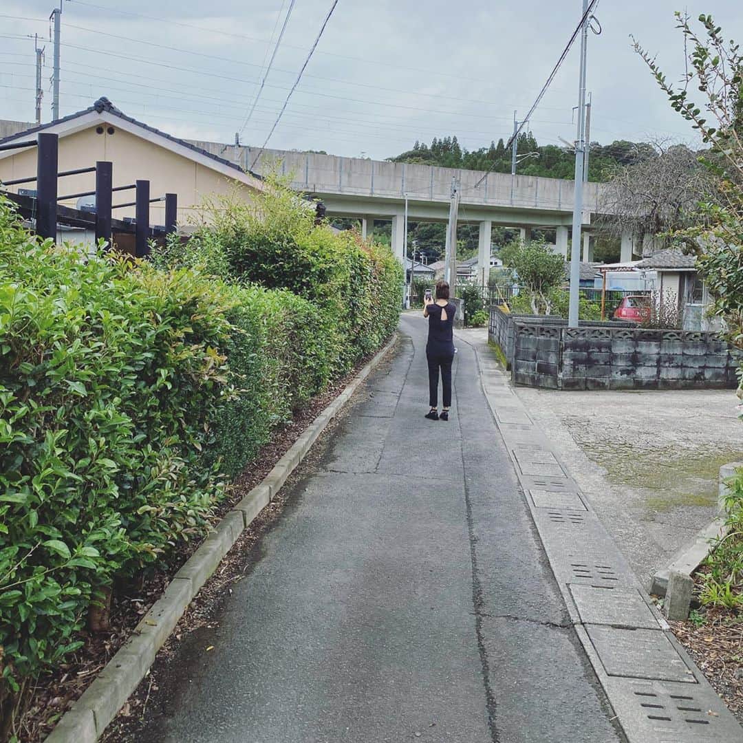 小泉里子のインスタグラム：「思い出を辿る旅では、母が育った場所や私が生まれたクリニックへも。  記憶の奥底にあったのか、クリニック近くの公園をみて懐かしさを感じた。 きっと祖父母と遊んだ公園だったのかな。 なんとなく、薄っすら覚えてる記憶を辿りながら、どこかにヒントがないかと、お婆ちゃんが昔住んでた近所を散策…したけど、これ以上は出てこなかったわw でも来れてよかった。  残念ながら産婦人科の当時の先生は、1年前にお亡くなりになったとのこと。 でも病院は当時のまま。 これからも沢山の命がここで誕生するのでしょう。  #鹿児島の串木野うまれ #ルーツの旅 #思い出を辿る旅」