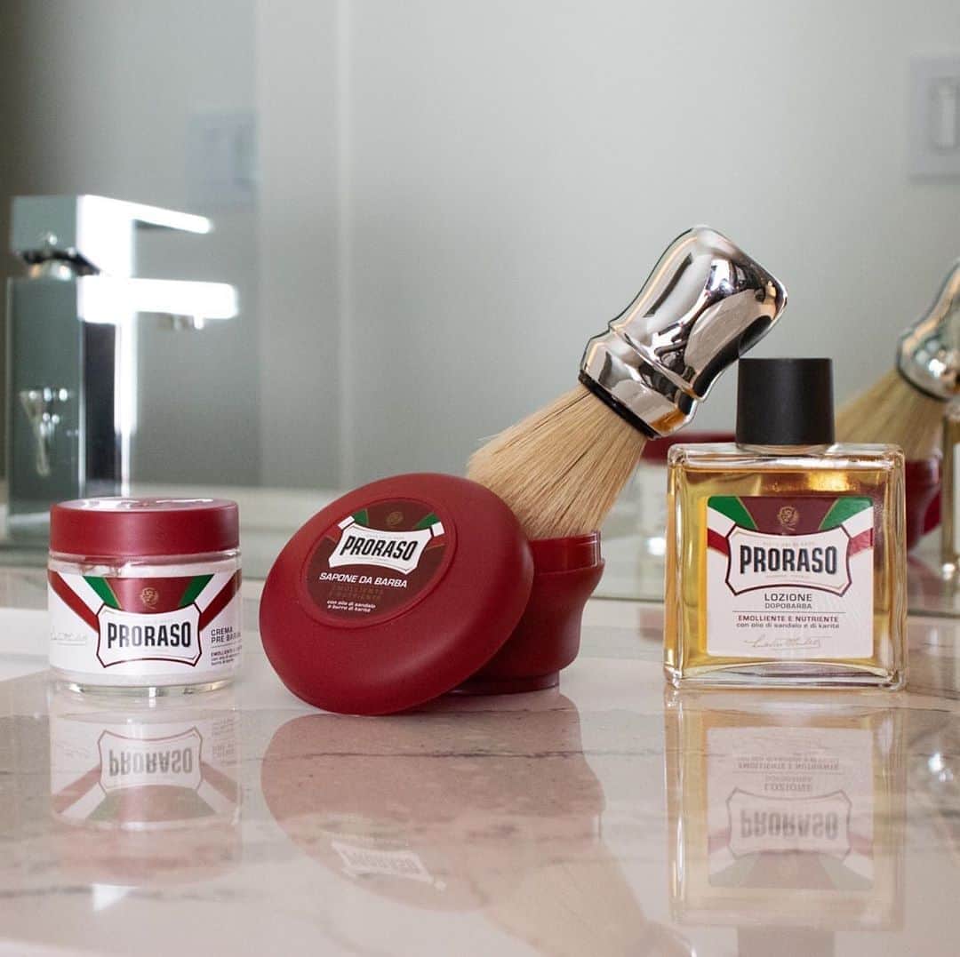 Proraso Japanのインスタグラム：「Prorasoは敏感肌、乾燥肌、普通肌の肌タイプに分かれたラインナップをご用意。 赤ラインは乾燥肌の人におすすめ。 シェービングで肌荒れしがちな方は要チェックです。 . Repost from @prorasousa . #proraso #prorasousa #prorasofirenze #シェービングクリーム #シェービング #ProShave #Italian #ItalianShave #イタリア製 #バーバースタイル #バーバーショップ #髭脱毛 #メンズスタイル #シェービングフォーム #Barber #メンズヘアスタイル #ヒゲ男子 #ヒゲ #BarberShop #ヒゲ脱毛 #メンズヘア #シェービングエステ #おしゃれさんと繋がりたい」