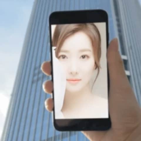 イ・イネのインスタグラム：「#선물 ~~🎁 .. .. #미국 ✈️에서 #카톡 📲으로 #날라온 #영상 ㅋㅋ .. .. #20살 , #드라마 촬영장에 찾아와 #응원 해주었던 #중학생 꼬마가 멋진 의사가 되어 보내준 선물.. 미국에서 #혼자 공부하기도 힘들었을텐데...매작품마다 잊지않고 도시락과 커피차를 보내주며 맘써주었던 #감사함.. #지금도 잊지않고 있어요^^  .. .. #동생 이지만 늘~~ #언니 같이 챙겨주고.. #작품 할 때마다 #한결같이 #응원 해주는.. #유일한 #내 #찐 #팬 (맞는고징~?ㅋㅋ) .. .. #감동 #선물 #고마워요 🥰 .. .. #나도 찐팬으로서 응원합니다!! #멋진 #의사 #모습 #자랑스럽습니다!! #화이팅 💪☺️」