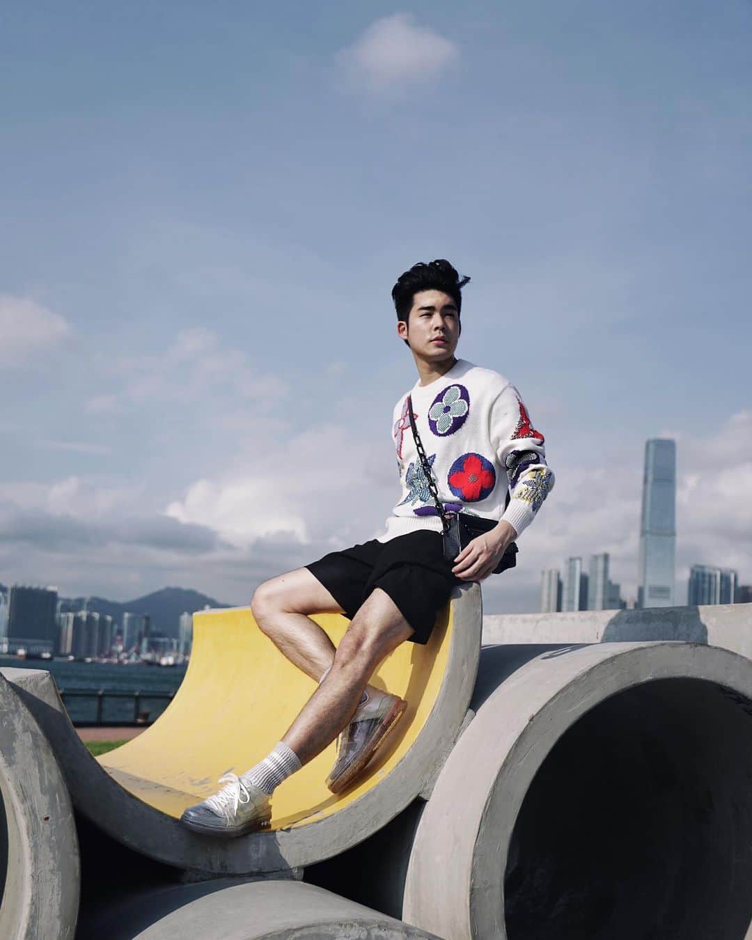 Christoffer Chengのインスタグラム：「Whenever you’re down, look up ☝🏻 @louisvuitton #LouisVuitton #LVMen」