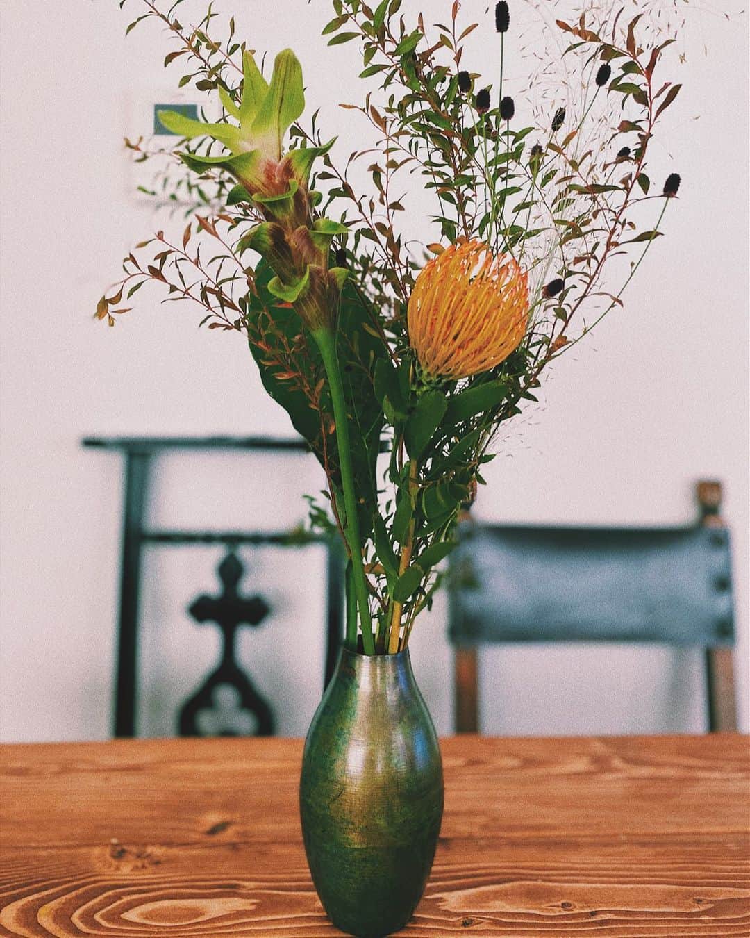 国枝洋子のインスタグラム：「雑貨屋で見つけた¥1,500-の花瓶。 カナブンみたいな色…可愛い♡笑」