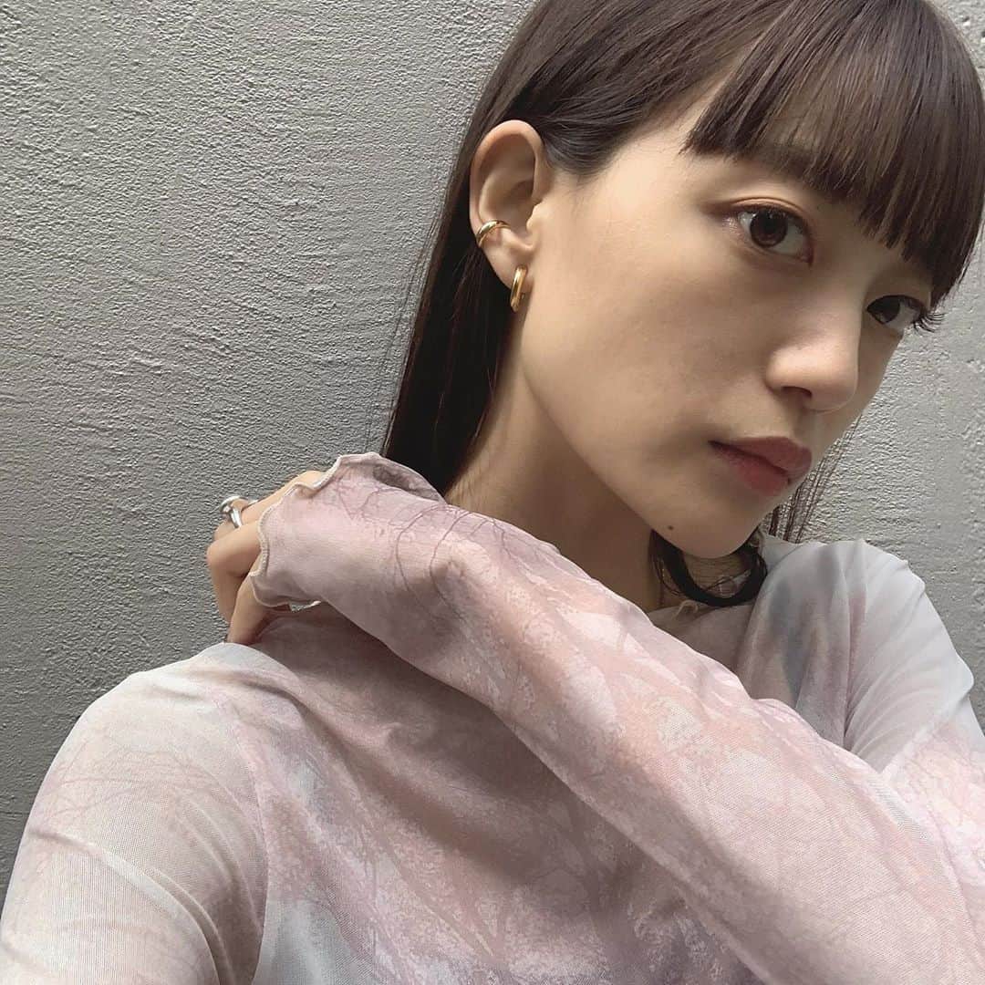 佐藤里緒菜のインスタグラム：「_ 最近gold集めはじめました🔑 セットで使いやすくてsilverもほしい… @gray____accessories」