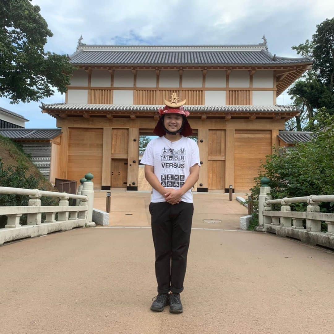 のインスタグラム：「自分のYouTubeチャンネルのロケで、 #水戸城 に行ってきました！ ・ 『たまに行くならこんな城』シリーズの「水戸城」編！ 配信をお楽しみに〜！！！ ・ お城好きの皆さん！ 今年復元されたばかりの#水戸城大手門 ！ こりゃ、現地で見た方が良いっすよー！ ・ #お城 #日本100名城 #水戸」