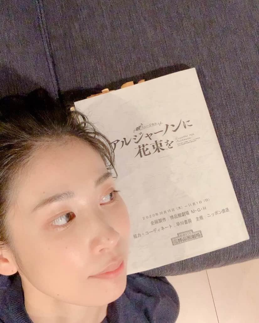 大月さゆのインスタグラム：「#アルジャーノンに花束を﻿ お稽古進んでいます！！﻿ ザクザク進んでおります❗️﻿ ﻿ ﻿ 舞台上＝粘土版の上で捏ねるように作り上げていく演出の荻田さん。その脳内は一体どうなっているのか、、、これは宝塚在団中からの謎です🤯﻿ ﻿ ストーリーとバランスと役者への刺激。﻿ その刺激がクセになり心地よくなってくる。﻿ なんて不思議。﻿ ﻿ ﻿ 立ち稽古が始まってから、主役の矢田君演じるチャーリーの心情や脳内で起こっている事、人間関係や自身の変化が立体的に見えてさらに楽しい！  #アルジャーノンの秋 #最近は家に帰るとまず放心 #ソファでずるずる」