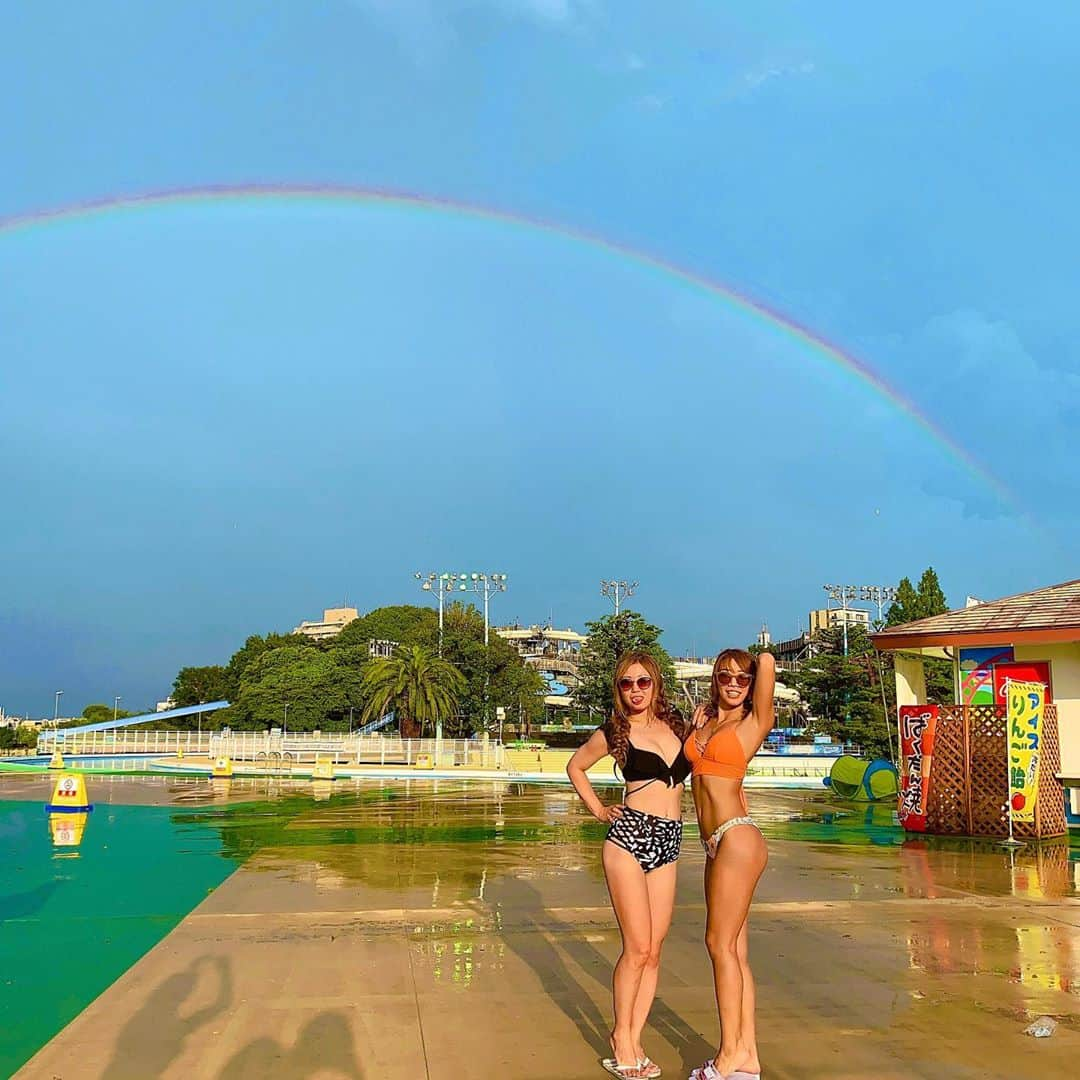 つっきさんのインスタグラム写真 - (つっきInstagram)「🌈🌈🌈🌈🌈🌈 ． お天気良き丸からの 大雨雷雨園内プール中止で 大虹100点満点プール再開😌❤️ 夜は花火がドッカーン✨🎆🎇💓 ． 忙しい天気だったけど それもいい思い出として これもいい写真😌🌈✨ ． ありがとう豊島園🥺💓 ． ．  #豊島園 #豊島園プール #toshimaen #ハロウィンまでなとぅ #イケイケのイケ #ケツケツのケツ #ちちちちのちち #酒豪 #酒飲み #instagood #夏 #summer #水着 #bikini #swimwear #おしり #ケツ #プリケツ #美尻 #虹 #rainbow #プール #pool #poolphotography #yolo #ass #butt #girls #すきすきのすき❤️ #2020インスタがんばる」9月21日 21時42分 - tukki007