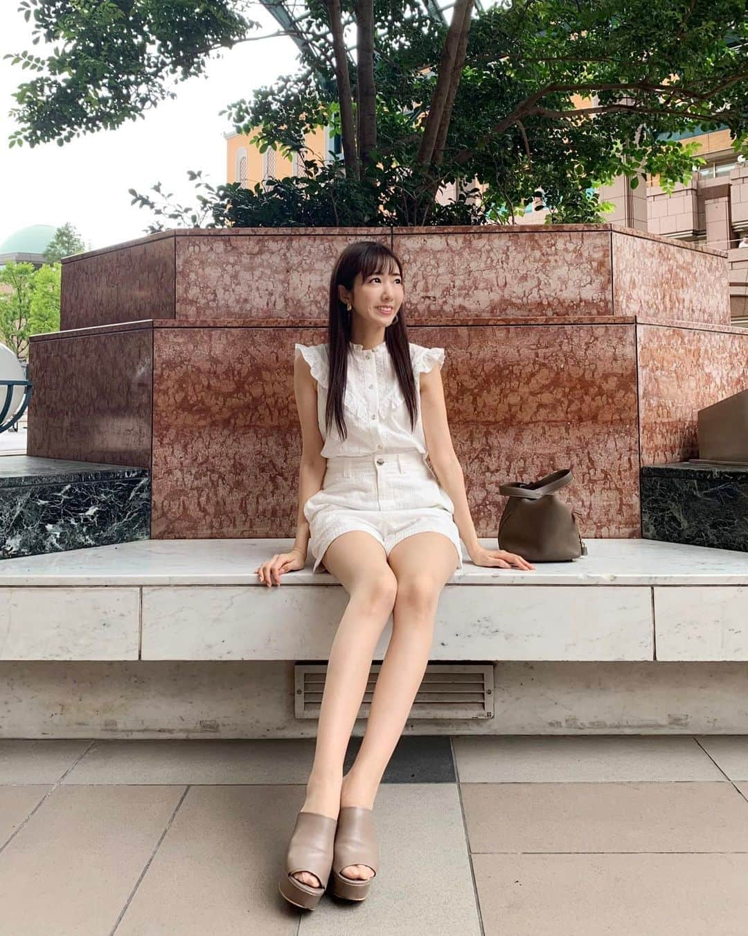 松本あゆ美さんのインスタグラム写真 - (松本あゆ美Instagram)「. 夏服をクリーニングに出そうかなと考え始めたら、 本日台風12号が発生しました🌀 . この台風が離れた後、 一時的に暑さが戻りそうです☀️💦 衣替えはもう少し先かな。 . しかし暑さの心配の前に、 週明けは台風と秋雨前線の影響で広い範囲で大雨になりそうです☔️ 最新の情報を確認して大雨に備えてくださいね！ . . #台風12号 #秋雨前線 #衣替え #秋ファッション #fashion  #ベッドアンドブレックファースト #グリードインターナショナル  #bedandbreakfast #greedinternational  #気象予報士 #セントフォース #松本あゆ美  #weatherforecast #centforce」9月21日 21時46分 - ayumi_matsumoto_1124