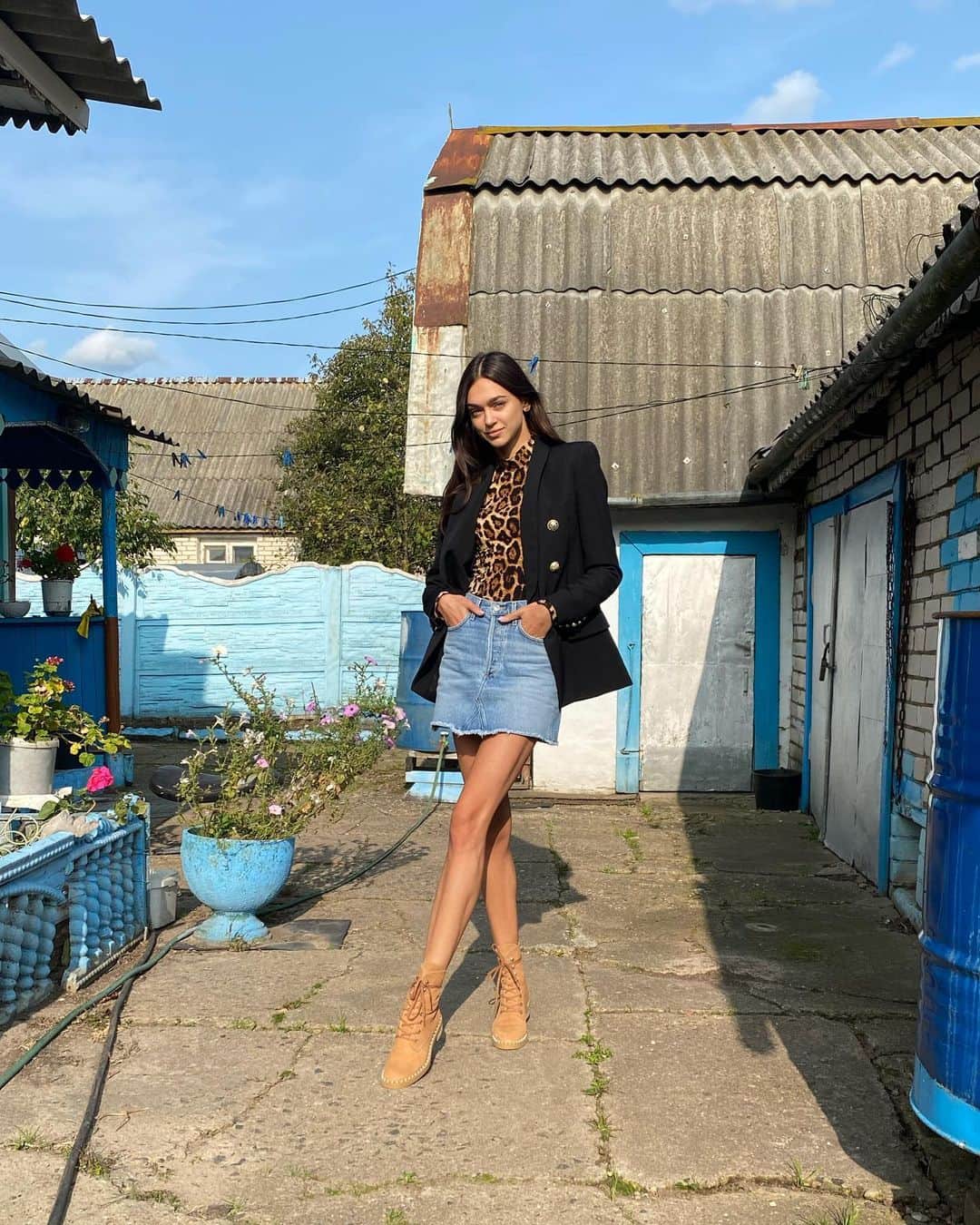 Zhenya Katavaのインスタグラム：「Повторка с пиджаком, зато какой фон! Это двор моей прабабушки в котором росла маленькая Женя😇 #помнисвоикорни」