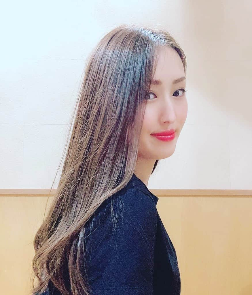 佐藤小巻のインスタグラム：「欲しかった傷まないコテを買ったら な〜んか髪の毛が艶っとした🙂❤︎❤︎ 1日経ったから巻き取れてるけど😷 次は傷まないドライヤーが欲しい🍃 いま韓国ドラマは、 キルミーヒールミーにハマってます♡ #コテ巻き #田中みな実さん愛用」