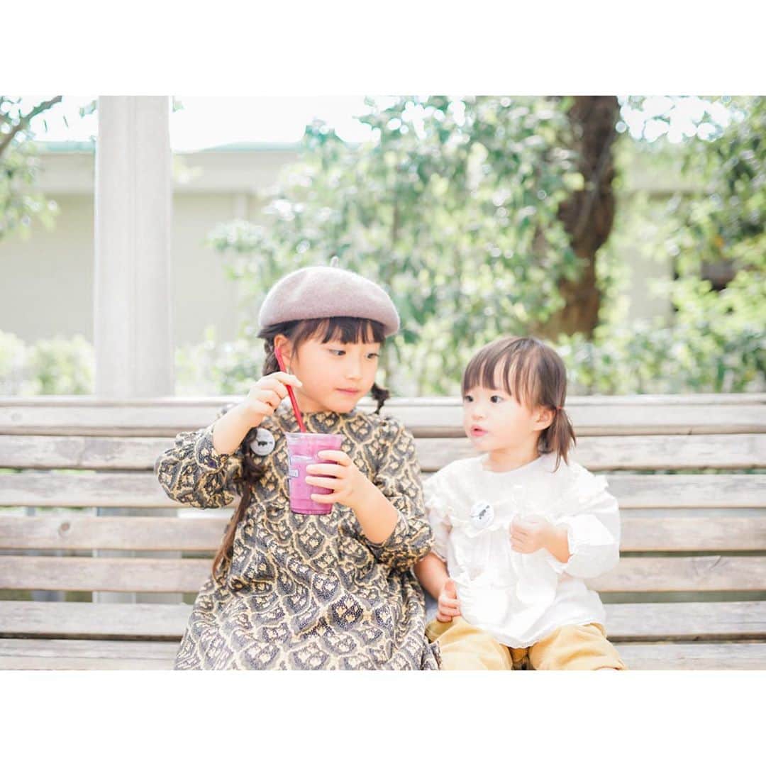 Kyooonのインスタグラム：「北野をお散歩﻿ ﻿ あらためて﻿ 神戸ってとてもよいところだ。﻿ ﻿ 動画が楽しすぎて﻿ 全然写真が撮れてない😂﻿ 今日はお天気がよかったから﻿ 夕焼けもめちゃくちゃ綺麗だったなぁ🌆 #北野#北野坂#神戸#姉妹#4歳差姉妹#ママカメラ#カメラ練習中#sonya7iii  ﻿ ﻿」