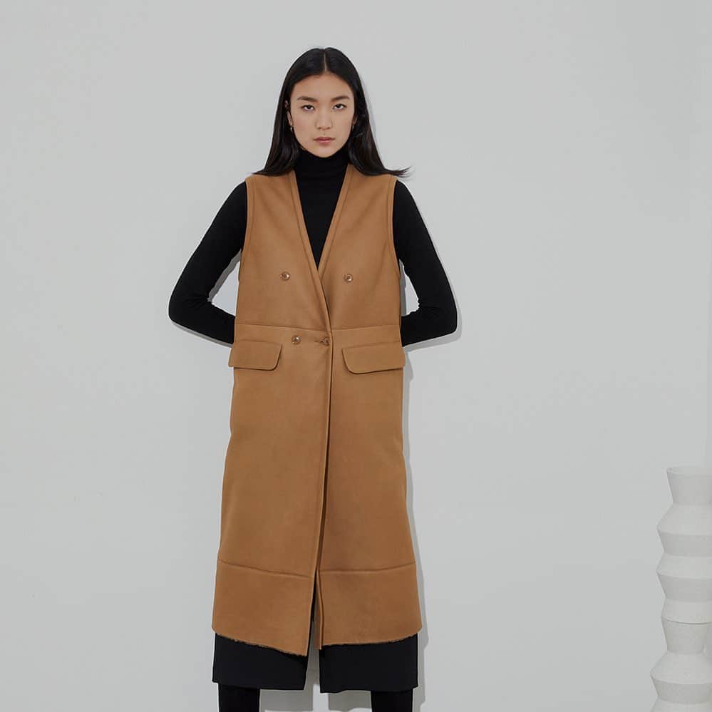 イネスエマレシャルのインスタグラム：「INÈS ET MARÉCHAL ATTITUDE. #inesetmarechal #attitude #frenchfashion #sustainablefashion #musthave #readytowear #parisianfashion #paris #autumn #luxury #elegance #charm #parisienne」