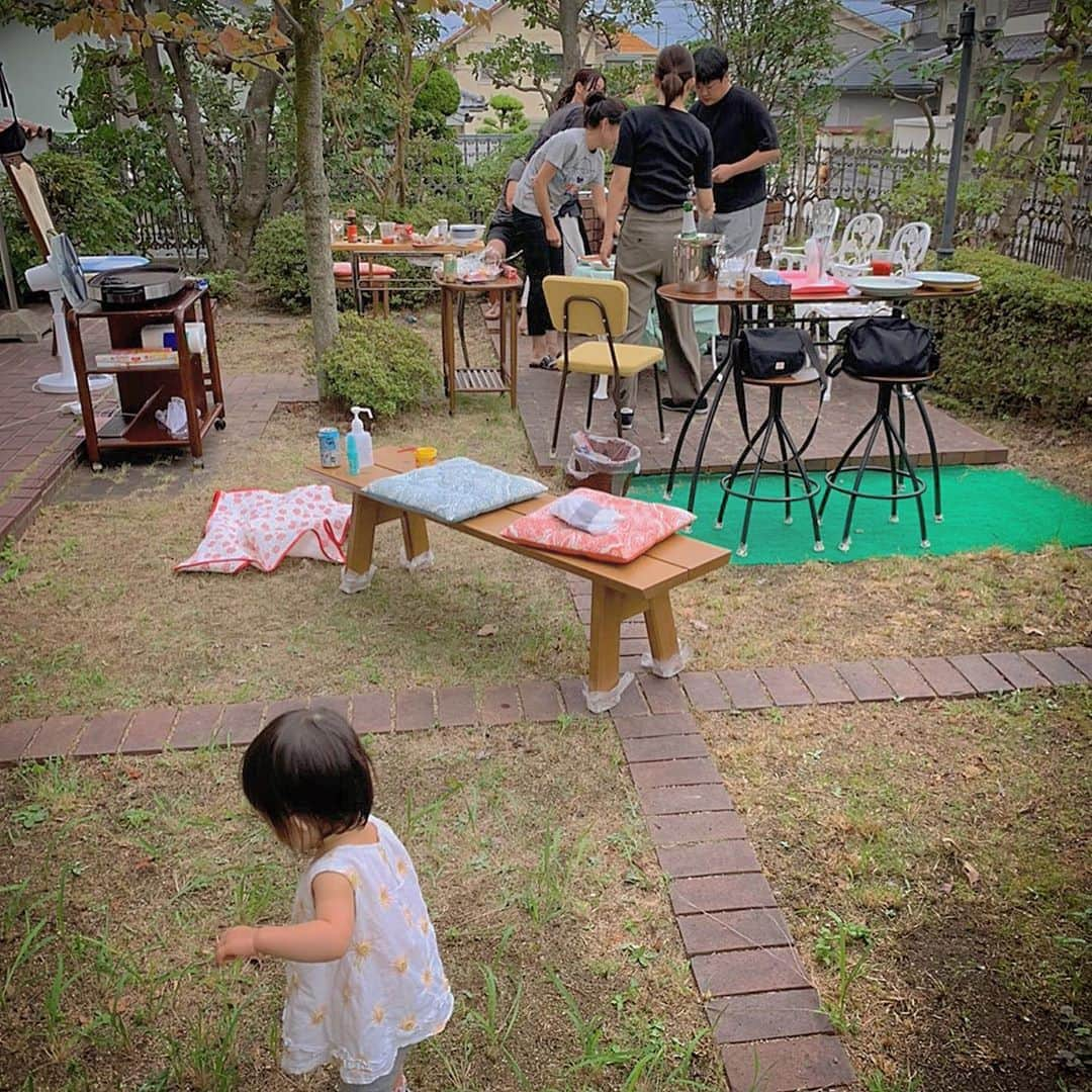 深井愛のインスタグラム：「秋の彼岸の入り🍁 . 小学校の幼馴染コミュニティがバージョンアップした日👱‍♂️👨‍🦲👱‍♀️👩🧔👩‍🦰👶🤱 . ここ数年で、月一レベルで集まってた同級生が、 結婚したり、パートナーができたり、赤ちゃんが産まれたり、そんな中でコロナの時代が訪れたりして、 みんな新しい暮らしがあるし、 また会える時まで静かに幸せ願おうと思って 自分から声かけるのをやめたの . そしたら誰からともなく 会いたいねー飲みたいねー って声かけてくれて . こんな時だから うちで良ければBBQでもいかが？ . の声に乗ってくれたみんな😭🙏💛 . 今までは同級生だけで、同級生のいる居酒屋に集まってたのが 今回は同級生の奥様、娘様、同級生のパートナーも一緒に同じ時間を過ごすことができて、 そこに私のおかんもいて（笑） . なんか、あ〜みんなの笑顔が一気に見られて、こんな楽しい時間をみんなで過ごせるこれなんて幸せ〜 って、感じた🤤 . 庭にあったBBQ台も初めて使えて、 作ったじーじーもきっと喜んでくれてる😌 . 賢明最高や。 いつかまたどこかで開かれるであろう次の場所には、私のパートナーがいることを夢見て、今日も爆睡します🥰 . ありがとう、人生の友よ これからもよろしくね . #賢明学院 #同級生 #家でBBQ #おとんが持ってきてくれた魚介類 #エビのデカさがバケモン #パンチありすぎ #次は車海老でオネシャス #脱庭ジャングル #剪定きれいにしてくれた庭は #中村造園 #みんならぶい #🥺」