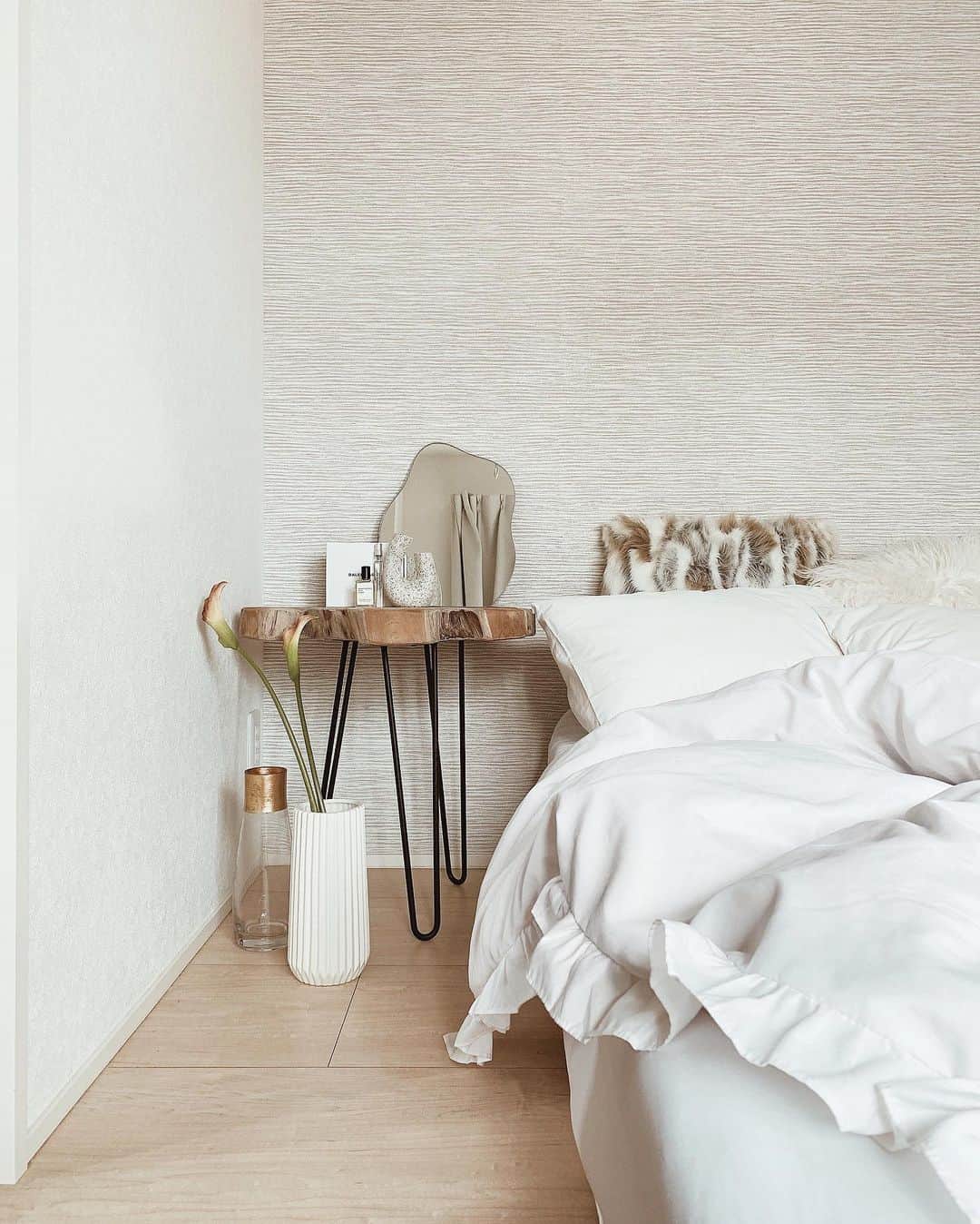 のインスタグラム：「ベッドまわり🛏💕 インテリアは白とベージュ系でまとめてます🦦 ㅤ 最近マットレスをZINUSに新調 ✌︎ 低反発が程よい硬さで寝心地よき。。♡ ㅤ ㅤ #inmyroom #room #interior #bed #bedroom #zinus #インテリア #マイルーム #ジヌス #ジヌスマットレス #サイドテーブル #ベッド #ひとり暮らし #ひとり暮らしインテリア #インテリア雑貨」