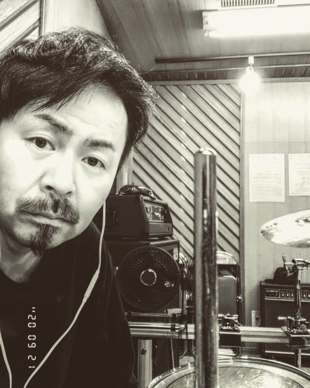 こーいちのインスタグラム：「無性に叩きたくなってスタジオ来たけど腹減った。 メイウェザー風に言うならば  #お前らが休んでいるとき俺は腹が減っている #お前らが寝ているとき俺は腹が減っている #お前らが練習しているときは当然俺は腹が減っている」