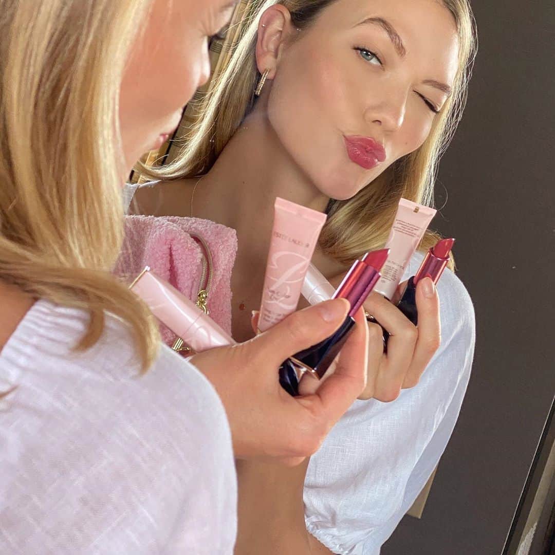 エスティローダーさんのインスタグラム写真 - (エスティローダーInstagram)「🚨Now dropping for a lip look that’s popping🚨 #EsteeGlobalAmbassador @karliekloss’s Lip Kloss Kit is here! Curated by Karlie herself, the Lip Kloss Kit features three of her favorite #PureColorEnvy products to show your lips some love 👄. Tap to shop the #LimitedEdition kit now! (US only) Includes: 💄#PureColorEnvy Color Replenish Lip Balm 💄#PureColorEnvy Smoothing Lip Scrub 💄#PureColorEnvy Sculpting Lipstick in Rebellious Rose 420  For each kit sold, Estée Lauder will donate 100% of the selling price to Kode With Klossy (@kodewithklossy). The ‘Lip Kloss Kit’ will launch exclusively on Esteelauder.com on September 21st, 2020 and remain available while supplies last.」9月21日 22時01分 - esteelauder