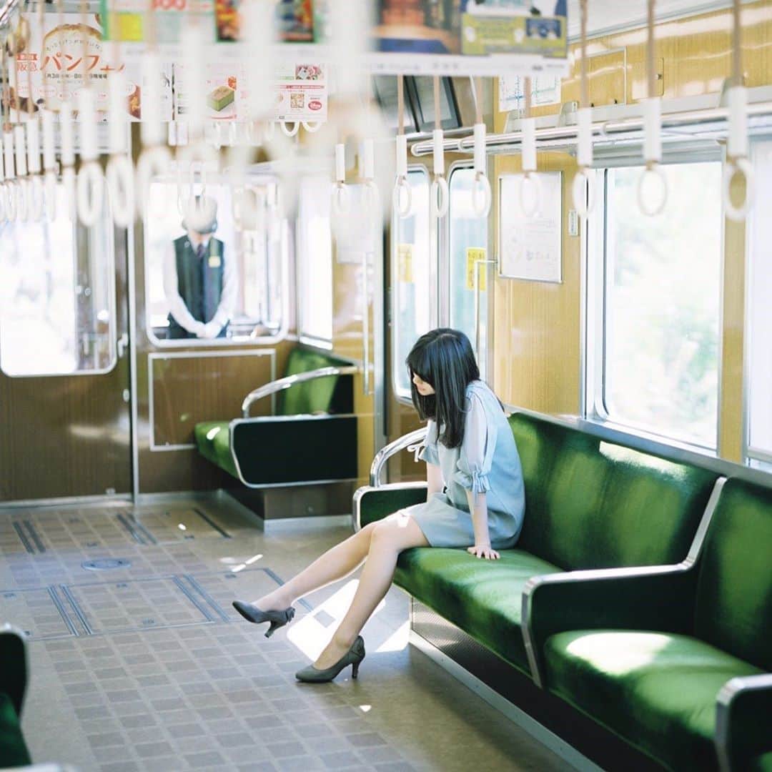 秋山かれんのインスタグラム：「いい光と阪急電車🌿 車掌さんがお辞儀してるタイミングで🕴」