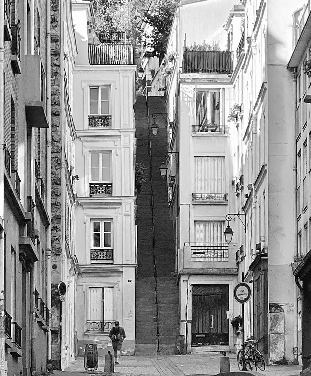 カロリーヌ・ド・メグレのインスタグラム：「The Stairs, Paris 18」