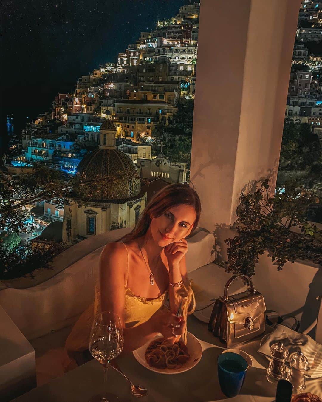 バーボラ・コディトヴァのインスタグラム：「Italian dinner dates are my favourite 🍝 wearing @revolve #RevolveSummer」