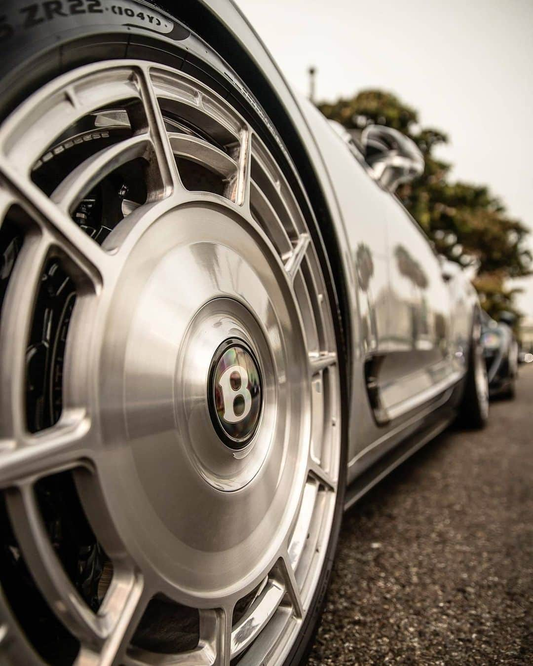 Kik:SoLeimanRTさんのインスタグラム写真 - (Kik:SoLeimanRTInstagram)「@lacarspotter SPOTTED👀: The are basically the best rims I’ve seen to date 😍... I was never really crazy about this car but the recent redesign coupled with these rims and I’m an instant fan!! —  2020 Bentley Continental with a light Mansory kit and amazing rims by @agetrowheels @platinum_group 😍 —  @koshesq @bentleymotors @jkplatinum @gplatinum _______________________________________________________ #lacarspotter #spotittillyougotit #mansory #carbonfiber #beverlyhills #rodeodrive #cars #bentleycontinentalgt #rollsroyce #horsepower #losangeles #rims #carsofinstagram #continentalgt #carswithoutlimits #bentley #amazingcars247 #grandtourer #carspotting #money #luxury #carlovers #carlife #mood #goals #california」9月21日 22時04分 - carinstagram