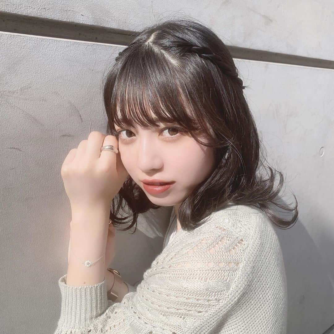 浅原凜さんのインスタグラム写真 浅原凜instagram サラダチキンのスモーク味にハマってる お花かわい ﾟ Day And Official ゴールドアクセサリー ボブヘアアレンジ 巻き髪ボブ 簡単ヘアアレンジ 黒髪アレンジ くすみカラー