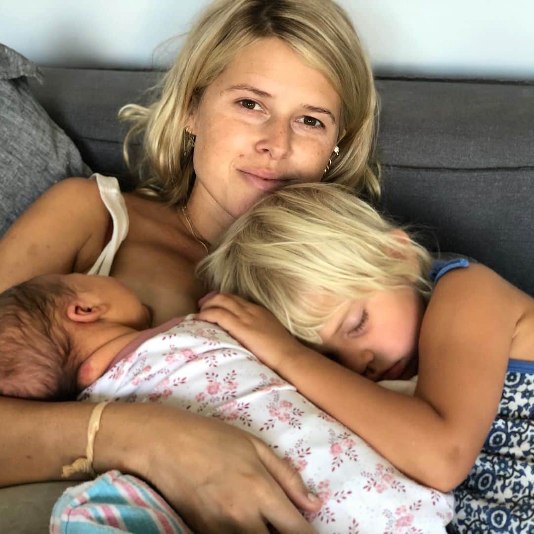 エリック・クリスチャン・オルセンのインスタグラム：「As we collectively navigate the chaos and existential crisis that is 2020 we anchor ourselves with the things that matter most. Family, friends and human connection. Winter Story Olsen came to us sept 15th. She’s 10lbs 4 ounces of newborn bliss. Mama and baby are doing great, home safe surrounded by a cuddle puddle of kids and giant dogs.  Life is equal parts spectacular and fleeting; We have an obligation to the world and to ourselves to push through fear, apathy and self preservation and LOVE FEARLESSLY.」