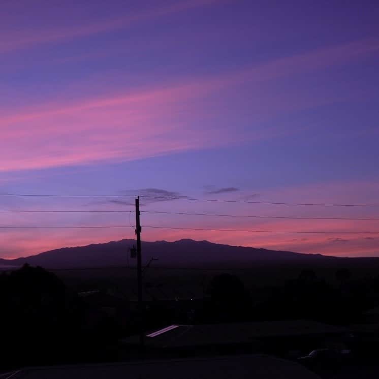 美城れんのインスタグラム：「ハワイ島ヒロから見たマウナケアの夕焼け 😌　綺麗だよ。と、主人が送ってくれました😌🙏　(ナイトモード撮影だそうです。) 明日も良き日でありますように…🙏 日々感謝。😌✨」