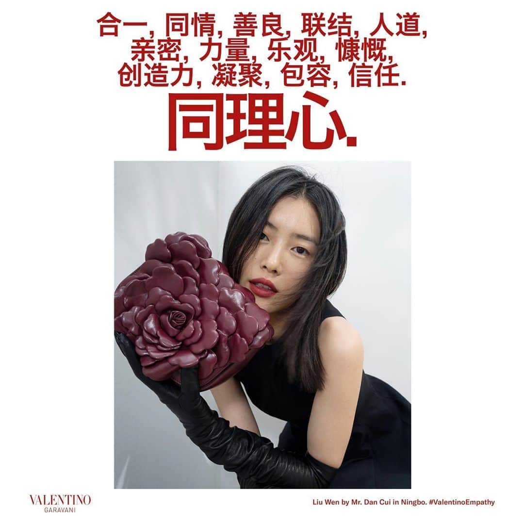 Valentinoさんのインスタグラム写真 - (ValentinoInstagram)「Liu Wen photographed by Mr #DanCui in Ningbo with the new #AtelierBag Valentino Garavani 03 Rose Edition for #ValentinoEmpathy @liuwenlw⁣ ⁣⁣ ⁣#AtelierBagValentinoGaravani⁣ ⁣#ValentinoGaravani⁣ ⁣⁣ ⁣⁣ ⁣⁣The Maison is pleased to announce that all talents involved in this upcoming project have decided to donate their fee. 1 Million euros has been donated to the Italian Hospital Lazzaro Spallanzani in Rome, the Italian Hub fighting against COVID-19.」9月21日 22時10分 - maisonvalentino