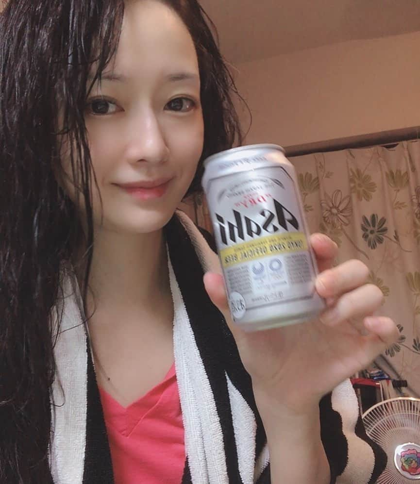 吉山りささんのインスタグラム写真 - (吉山りさInstagram)「お風呂上がり🍺  飲まない予定だったのに🌃  ✨✨✨✨✨  最近思うのは  チルドで冷やして  缶のまま飲むのが  最後まで冷たく飲める気がする🍺  そして350mlが冷たさベスト❣️  #ビール女子 #ビール #🍺 #beer #麦酒 #asahi #アサヒスーパードライ   #お風呂上がり #すっぴん #乾杯 #おうち時間 #宅飲み #家飲み   #吉山りさ #モデル #美容   #飲みたい時に飲みたい物を飲める幸せ  #cerveza #japonesa #ひとりのみ女子    #シャンパン も飲みたい🍾  少しだけ飲む🥂 #sparklingwine」9月21日 22時10分 - oreorerisa