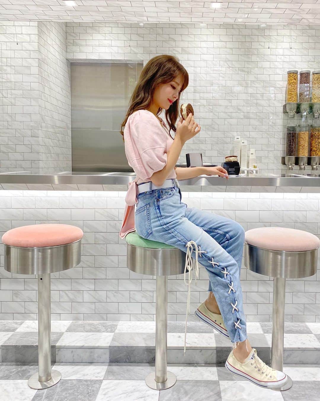 のインスタグラム：「渋谷の宮下パークにできた﻿ アイスクリーム屋さん﻿ 『KITH treat』🍨💚💛﻿ ﻿ アイスサンドウィッチを食べました🥰﻿ 私が食べたのはミントのチョコが﻿ ごろっと入ってて美味しかったです😳🌱﻿ 美味しいのに可愛くて大満足っ💘💘💘﻿ ﻿ 店内はカラフルな丸椅子がおしゃれ🧸﻿ ﻿ ﻿ tops♡#deicy﻿ denim♡#snidel﻿ sneaker♡#converse﻿ ﻿ ﻿ 今日はパステルカラーで合わせて﻿ 少しカジュアルに⭐️﻿ ﻿ ﻿ #miyashitapark#shibuya#shibuyacafe#kithtreats#kithtreatstokyo #宮下パーク#キストリーツ#渋谷カフェ#東京カフェ#渋谷#東京#アイスクリーム屋さん#みいきのカフェめぐり☕️🍰#みいきコーデ」