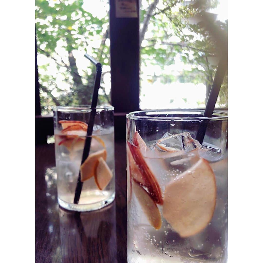 奥村愛子のインスタグラム：「* 友だちのバースデーランチ 目黒川沿いの風通しの良いお店でした 楽しかったなー りんご酢ソーダが美味しすぎて1リットル飲みたい🍎」