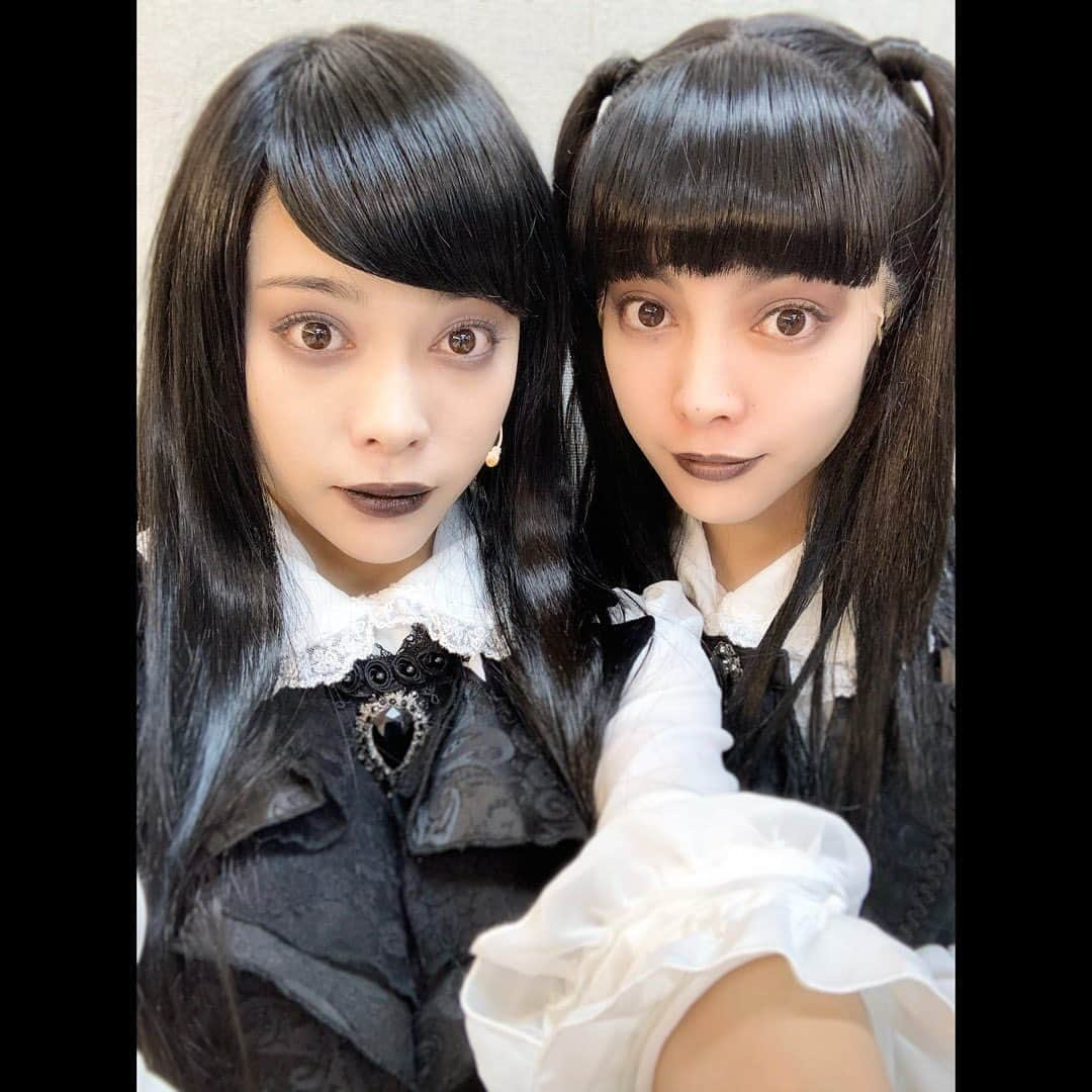 ＹＡＥ【MIO・YAE】さんのインスタグラム写真 - (ＹＡＥ【MIO・YAE】Instagram)「#黑世界 初日無事に終わりましたありがとうこざいました🕊胸がいっぱいで袖でうるっとしました、支えてくださる皆様のおかげです。  初のTRUMPシリーズ。とんでもないものに参加しているんだなと改めて思いました、この世界で生きれる事に感謝しながら。 繭期ーーー。 明日は18時からと配信です◻️◼️  規制緩和によりチケット追加販売と当日券の販売がございます！ キャスト・スタッフ・関係者の皆様・ご観劇の皆様と一緒に最後まで完走できることを祈りながら一公演ずつ大切に立ちます‼︎ 黑の世界で会いましょう #TRUMPシリーズ#鞘師里保#樹里咲穂 #池岡亮介#大久保祥太郎#新良エツ子 #宮川浩#中尾ミエ#松岡充#上原理生#MIOYAE#アイクぬわら#中山義紘#朴璐美」9月21日 22時23分 - yae_abp