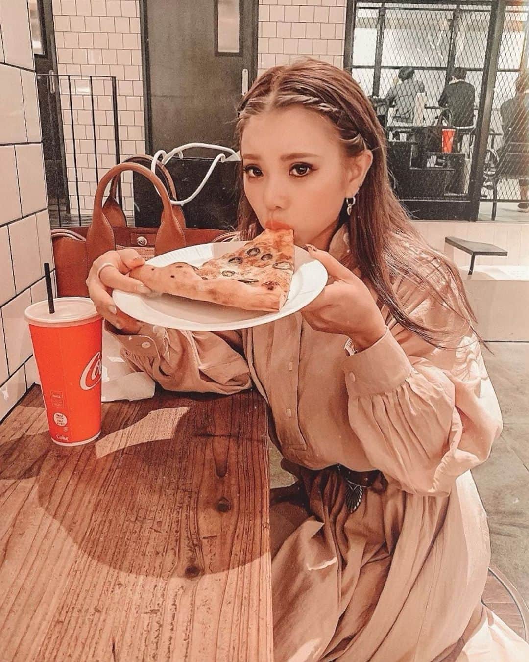✷kana✷のインスタグラム：「🍕🍕🍕 . . 不意打ちだよ、、 治安悪い顔してるゆるして笑 . 服と前髪のカラーが合わなかったので ねじってみました！🧏🏼‍♀️ 今日のテーマは ソ ダン(愛の不時着より)です。ぇ . #もぐもぐタイム #ピザ」