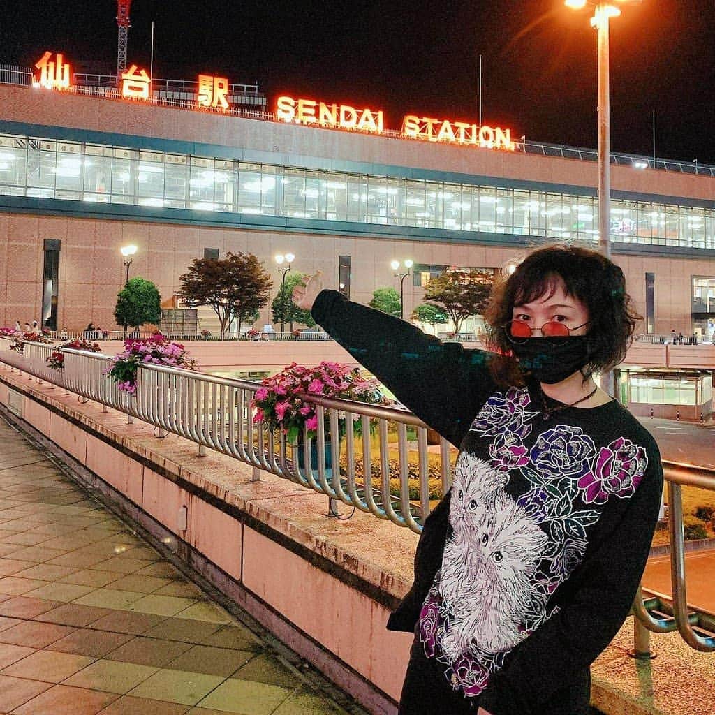 川村由紀のインスタグラム：「#芝生ホリディ DJ生配信 #定禅寺リビングストリート #西公園ステイパーク でのBGM参加楽しかった〜。お客様や友達、リスナーさんに感謝。  終電で渋谷に帰ってOATHでDJして帰ります😴 #仙台 #カワムラユキ #OIRANMUSIC」