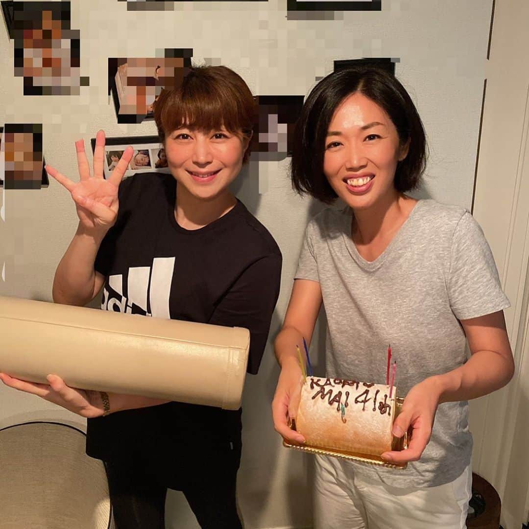 田中雅美さんのインスタグラム写真 - (田中雅美Instagram)「本当に大切な人♡  ・ ・ 今はまだ同じ歳（笑）  ・ ・ ところで…  真衣さんの持ってるものはなんでしょ。。。  ・ ・ ロングロールケーキではありません。  ・ ・ #大切な人 #41歳 #中村真衣 #かおりん #手にあるもの #ロールケーキは #ロブション #もうひとつは #ストレッチポール #え」9月21日 22時18分 - tanakamasami_official