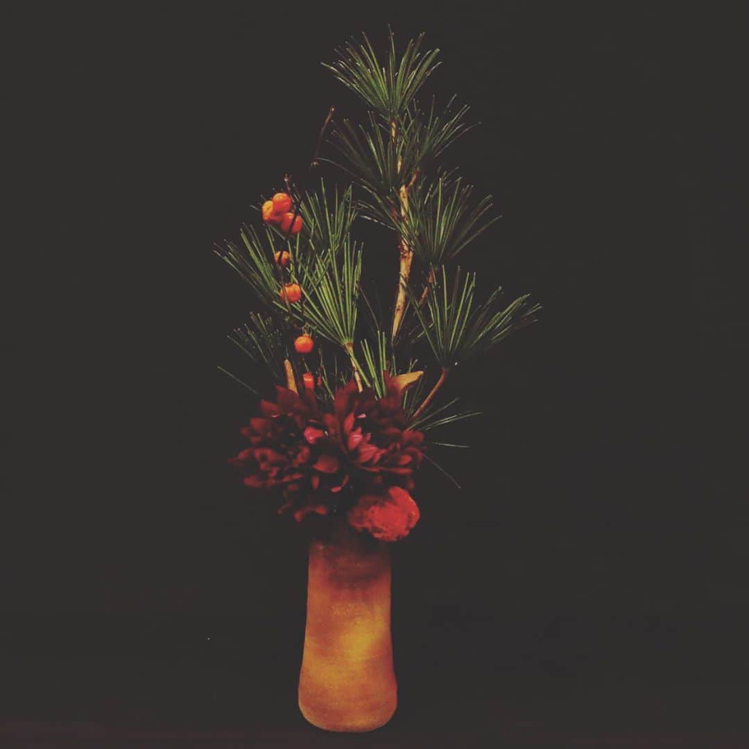 宮田麺児さんのインスタグラム写真 - (宮田麺児Instagram)「昨日の作品。  最後は　切った　枝や幹　茎を 捨てず　捨てる前のマックシェイクに生けてみた。  #活け花 #いけばな  #花いけ  #花のある暮らし  #花 #美しい #おれ自身が花 #生けてる自分も作品 #水あげ #生け花」9月21日 22時19分 - miyatamenji