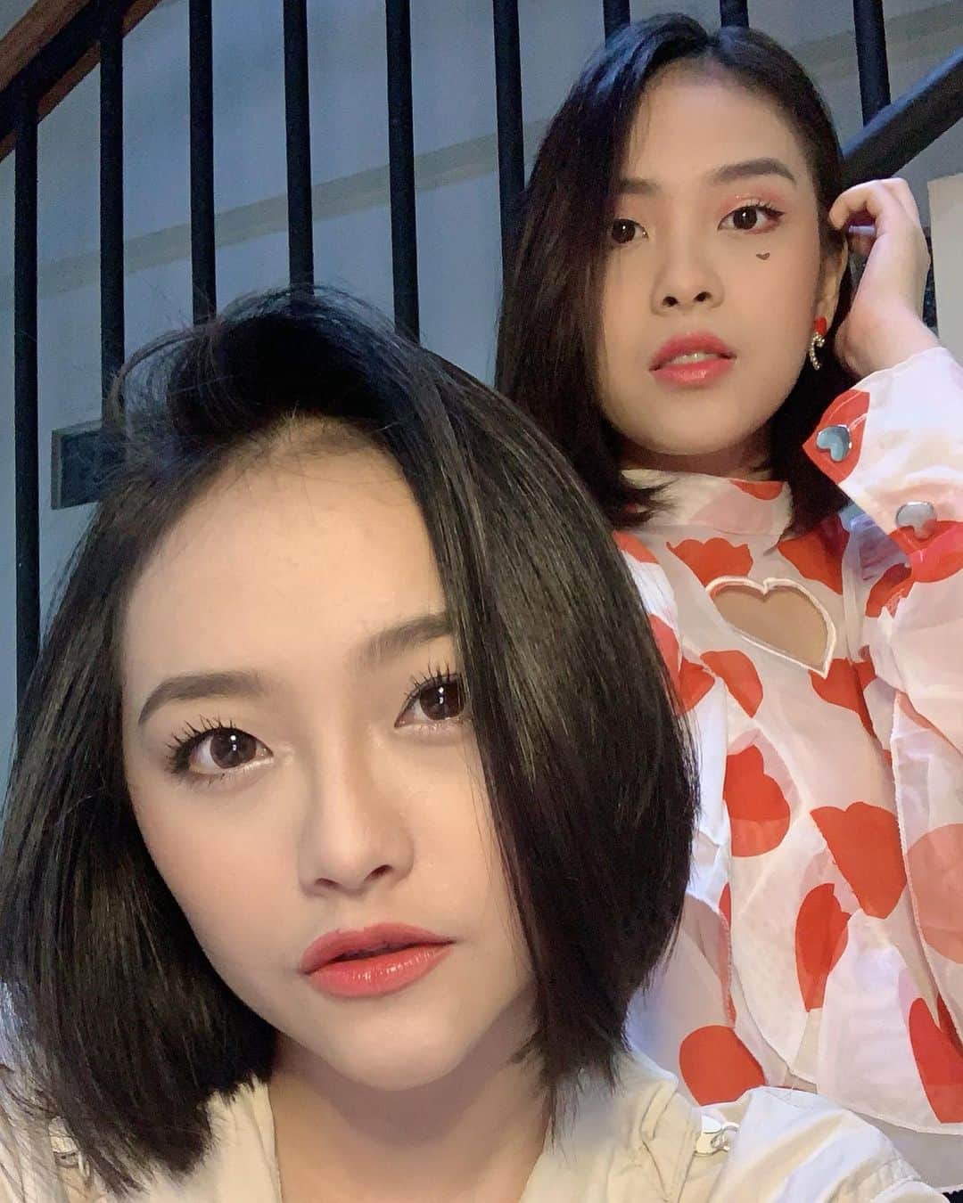 ロナ・アングラエニのインスタグラム：「Foto sama temen kosan yg baru 😝 Songong banget kan si anak baru udah berani gangguin @jkt48sisca wkwkwk」